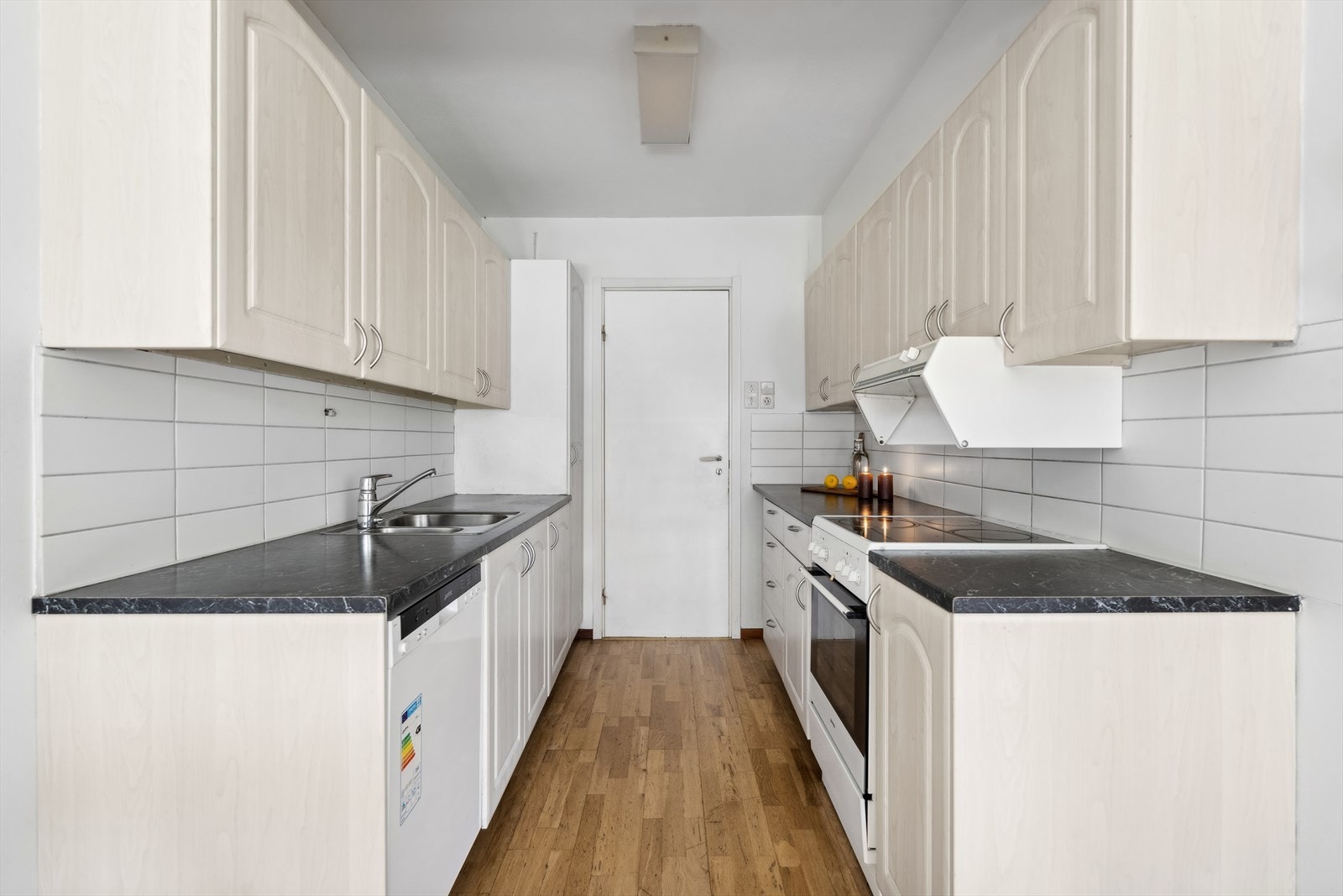 Det er avsatt plass til hvitevarer som kjøl/fryseskap, oppvaskmaskin, stekeovn samt kjøkkenventilator med kullfilter. Galleribilde