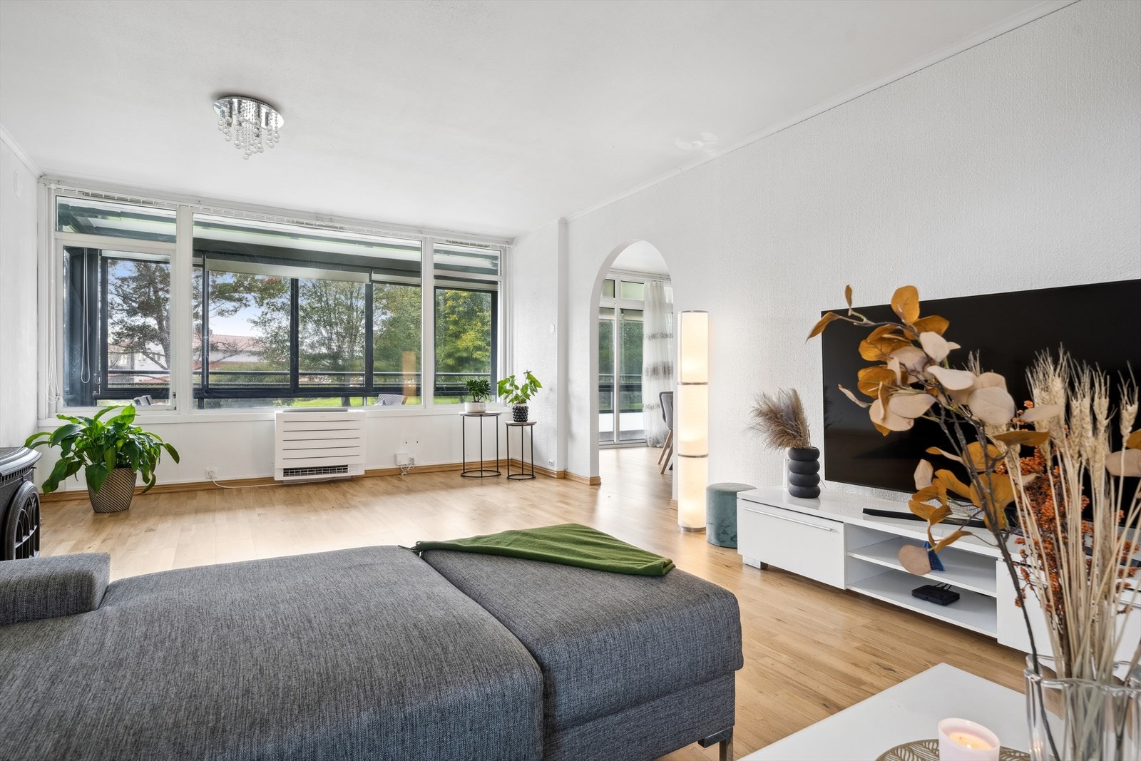 Stuen er stort, noe som gir gode møbleringsmuligheter. Galleribilde