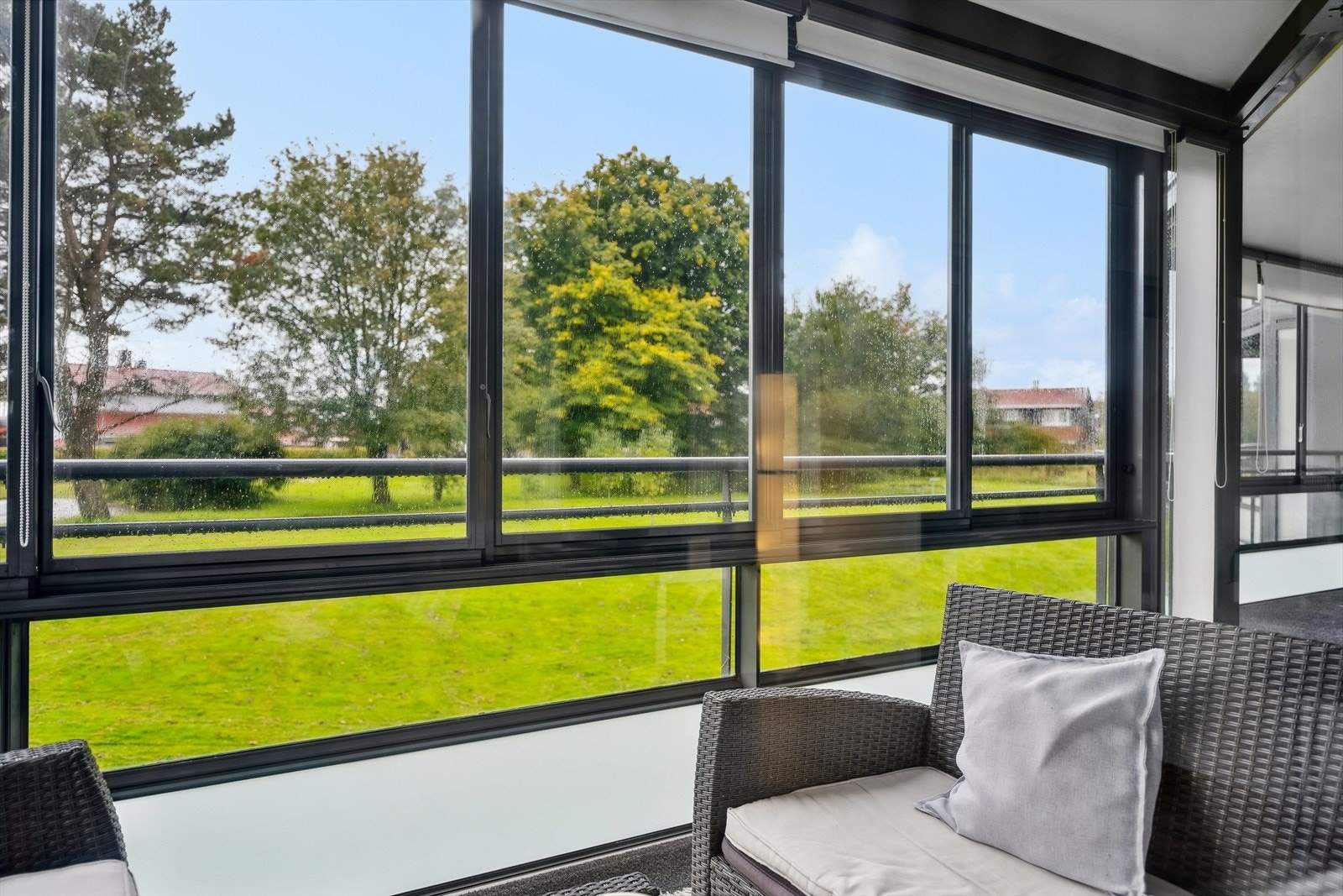 Balkong på ca. 27 kvm. Her er det med andre ord god plass til møbler! Galleribilde