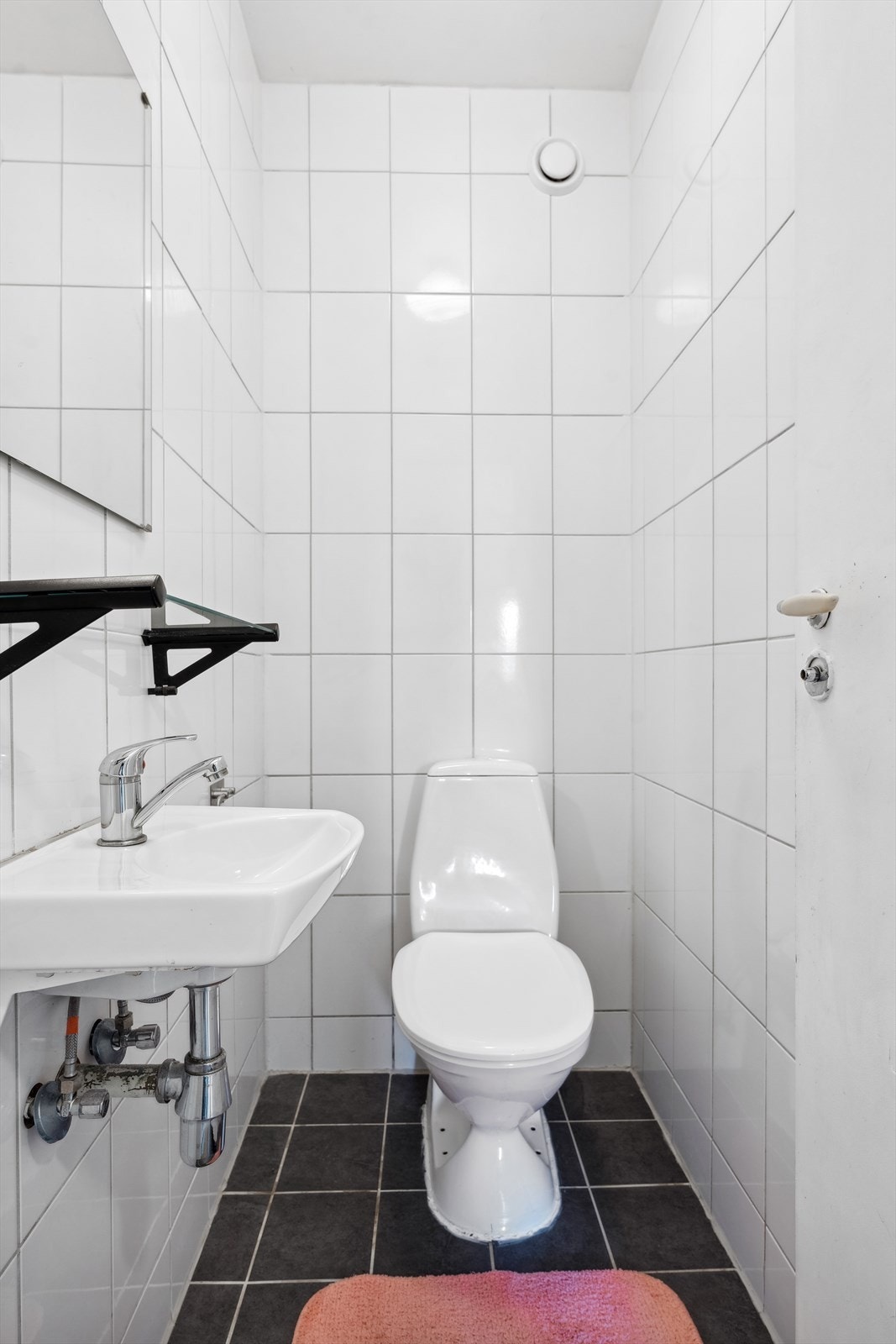 Toalttrommet vegg i vegg er innredet med servant og toalett. Galleribilde