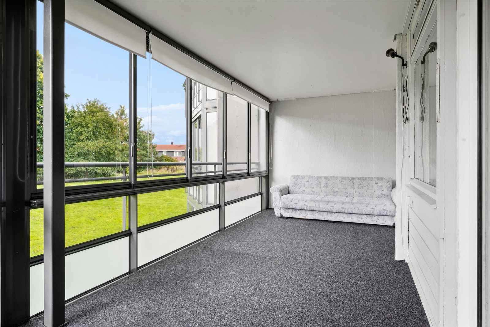 Denne uteplassen kan brukes store deler av året - passer for både late sommerdager i solen og hyggelige sammenkomster om kvelden. Også et fint sted å sitte selv i litt ruskevær! Galleribilde