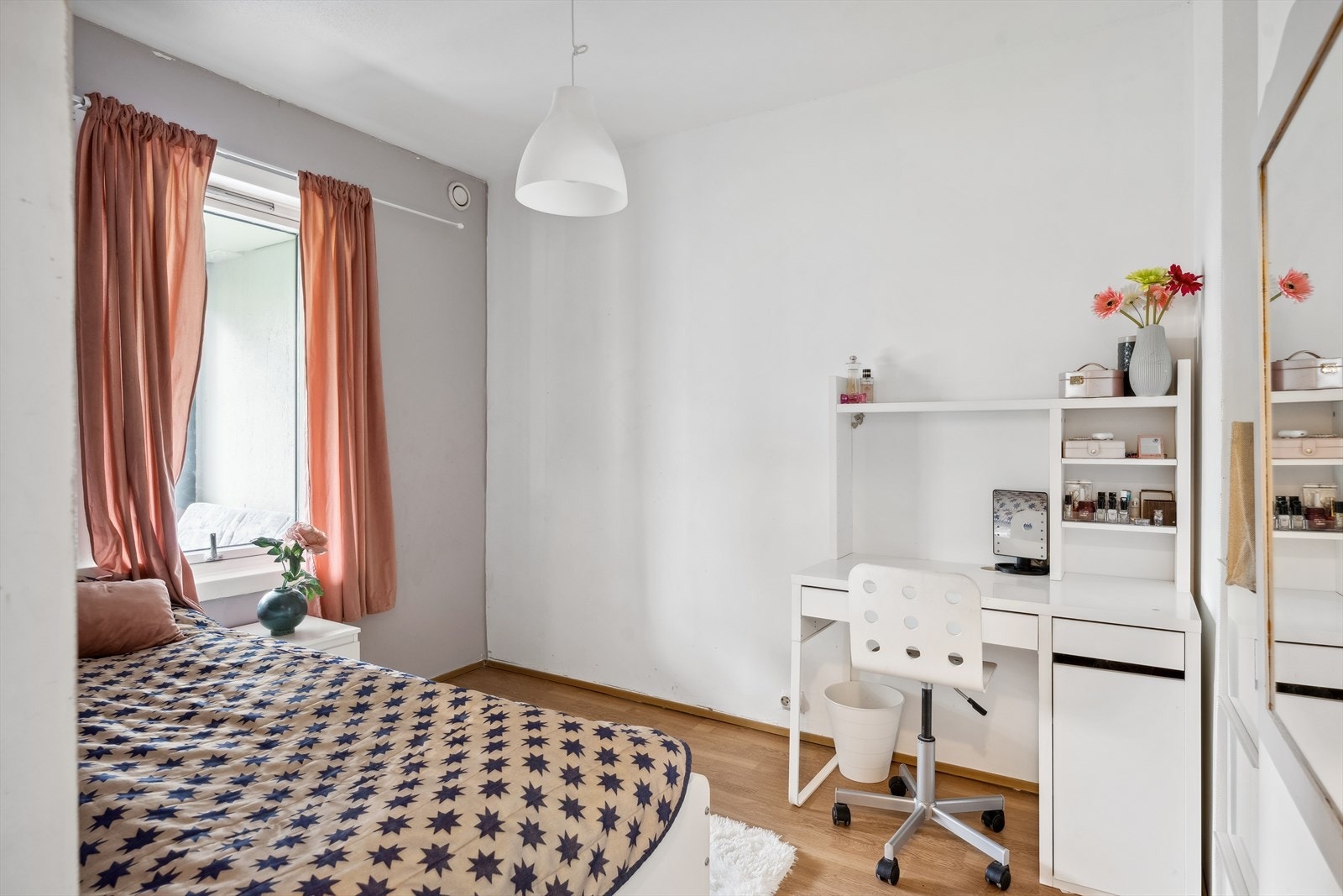 Et rom merket som bod (tillegsdel) på byggetegninger er i dag i bruk som soverom (hoveddel). Endringen er ikke byggegodkjent, se mer under punkt Ferdigattest. Galleribilde