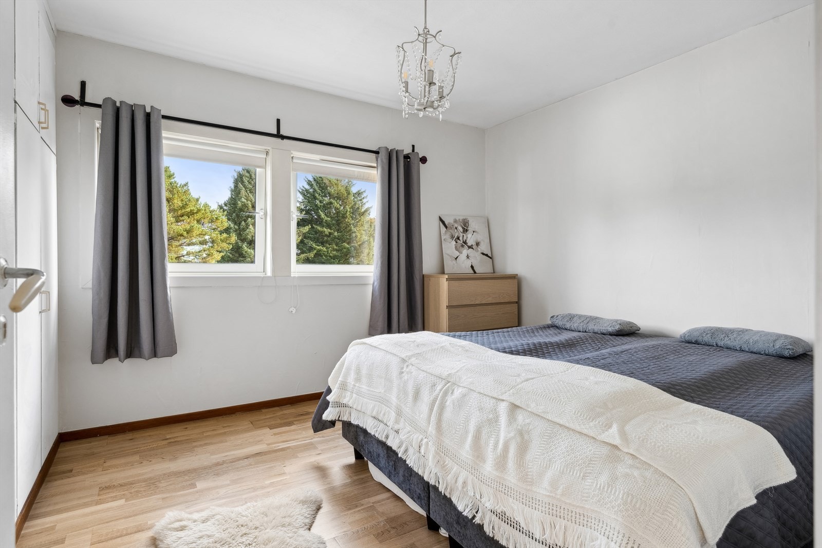 Leiligheten har tre soverom - alle med plass til senger, nattbord, garderobeløsning og eventuelt et skrivebord. Galleribilde