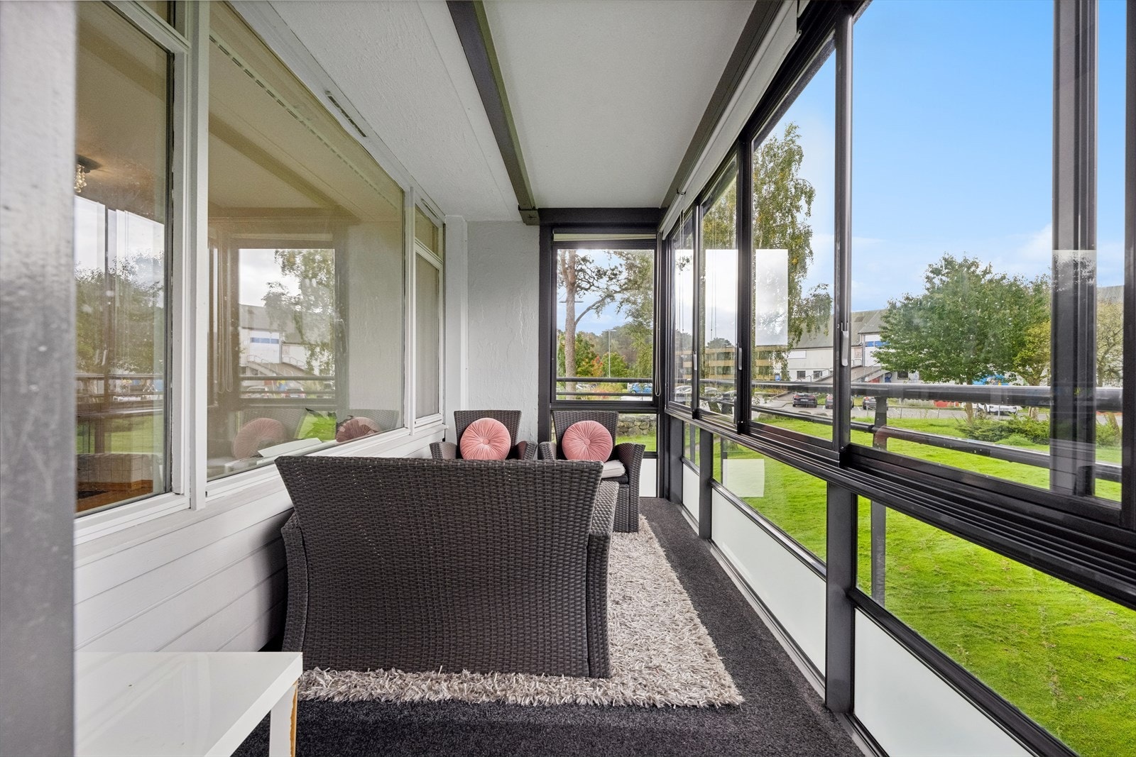 Fra stuen er det utgang til en flott innglasset balkong. Galleribilde