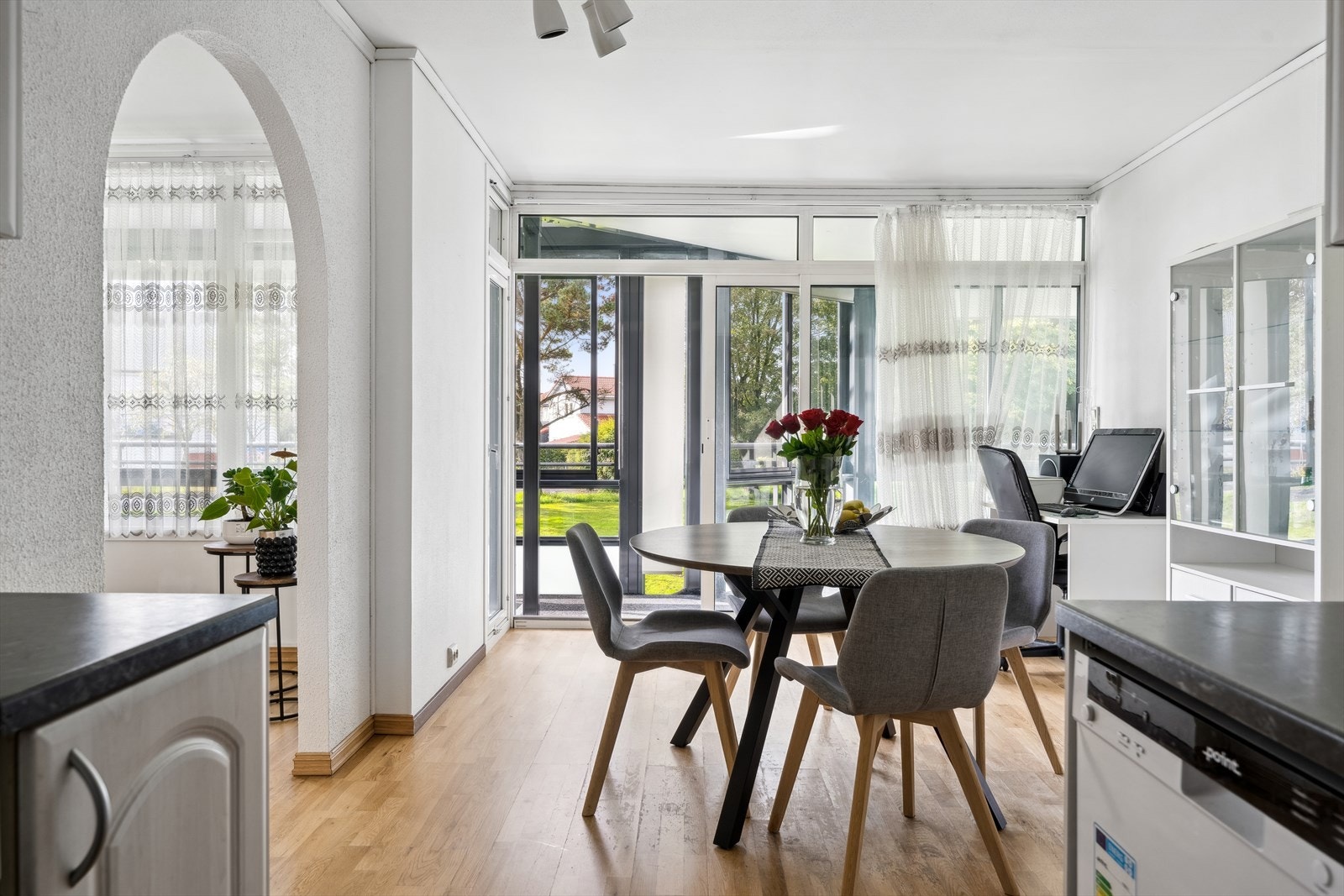 Hyggelig spiseplass i kjøkkenet. Galleribilde