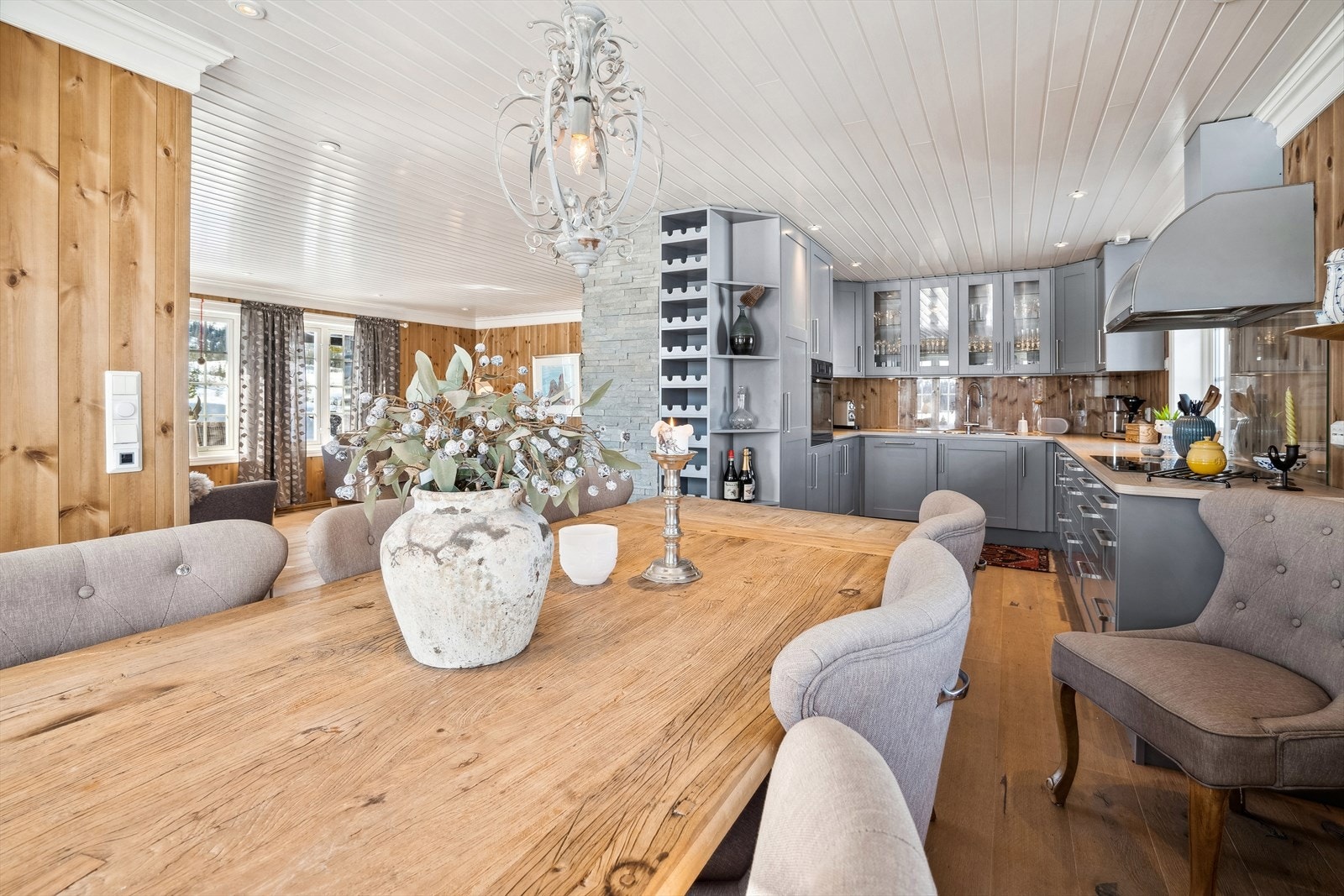 Hytta har en fin åpen løsning, men det går ikke ut over kosen Galleribilde