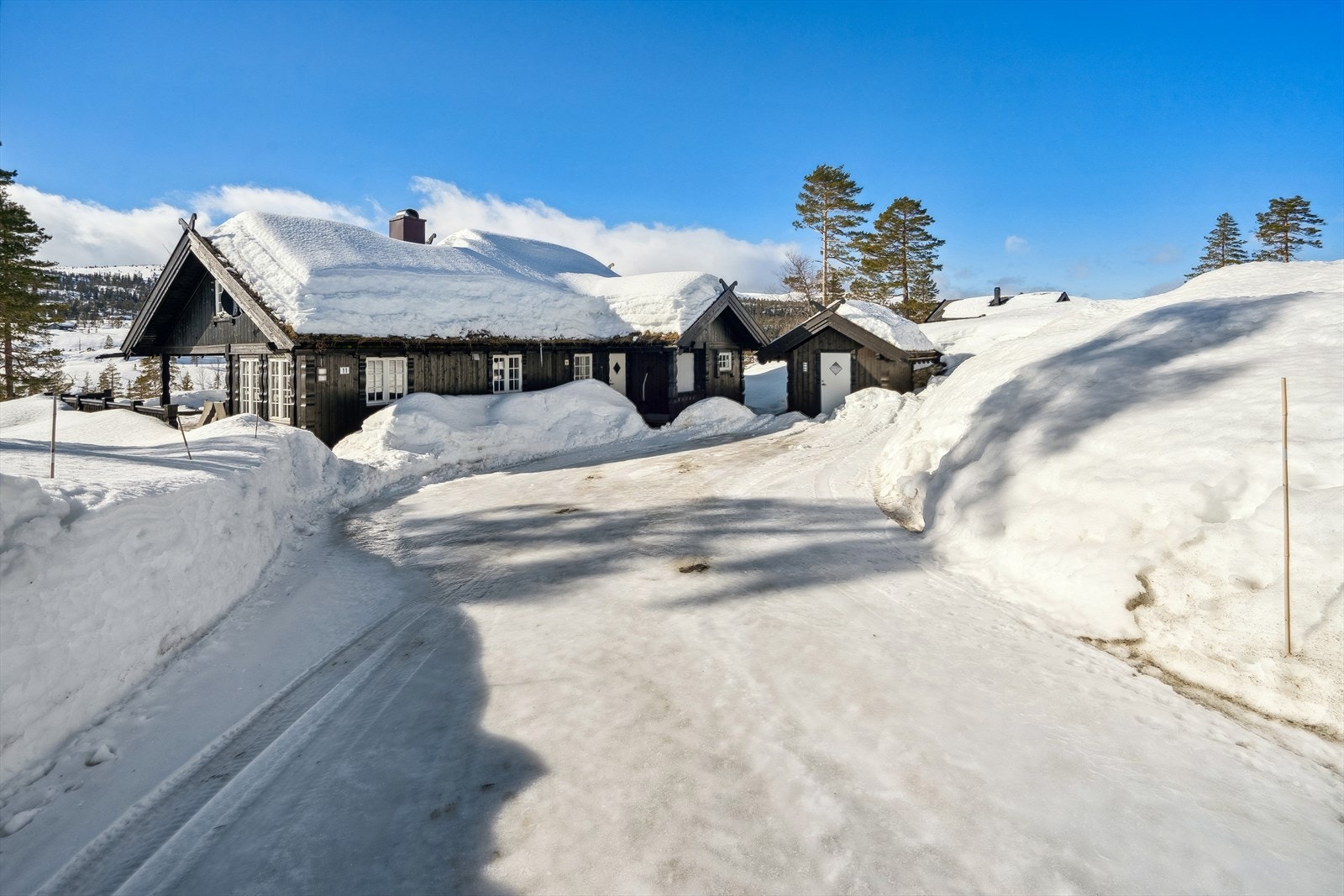 På glatte dager kan bilen komme helt inn i husveggen på denne hytta Galleribilde