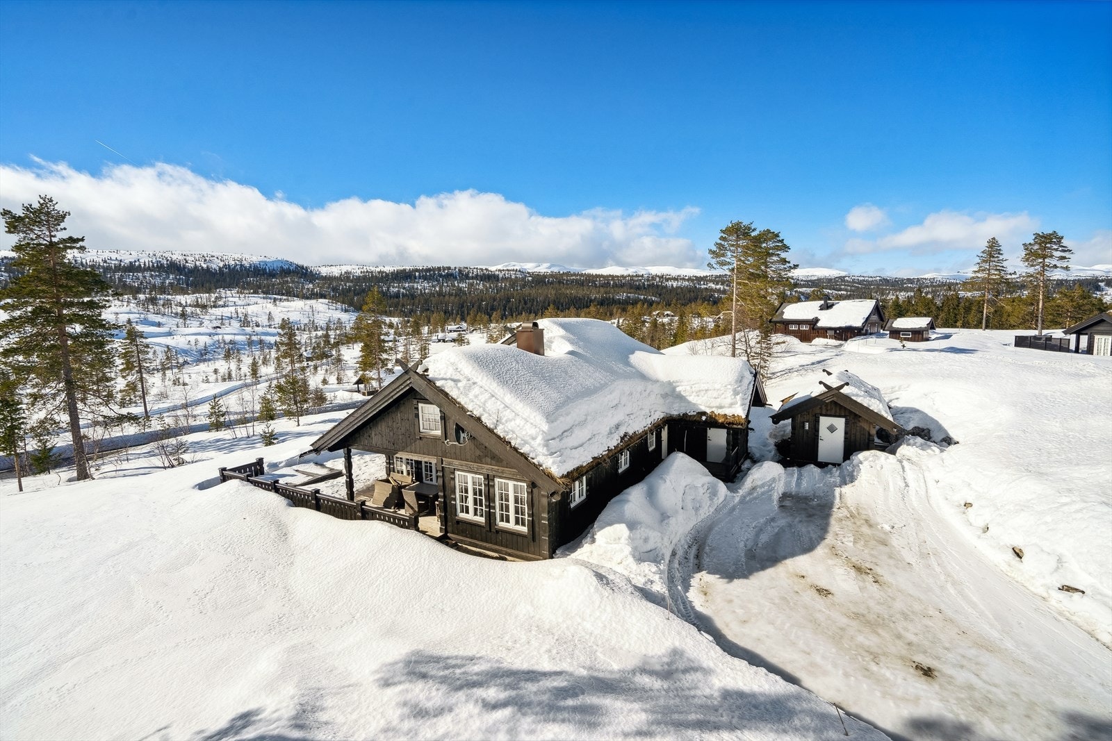 Romslig "gårdsplass" til flere biler Galleribilde