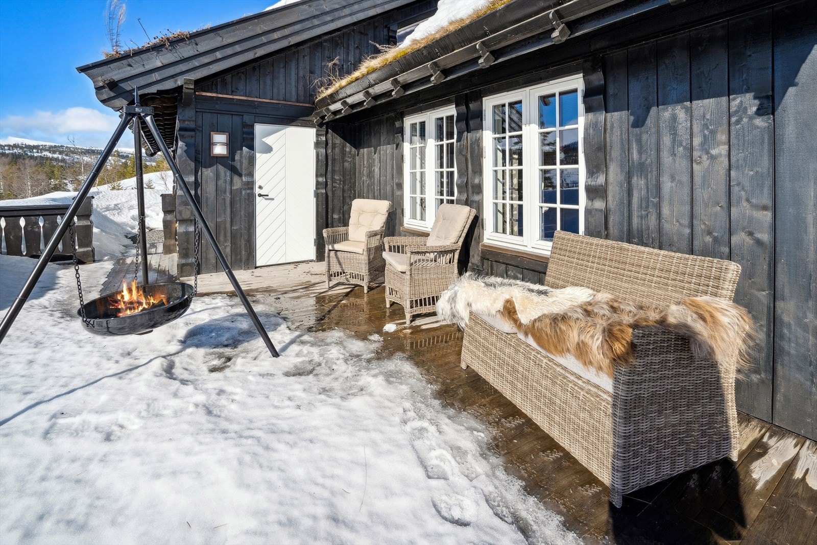 Romslig terrasse der de små og store kan drive med leker Galleribilde