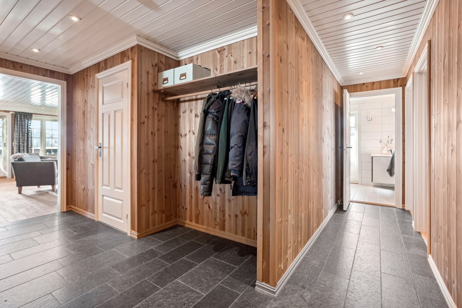 Plass til jakker til hele familien Galleribilde