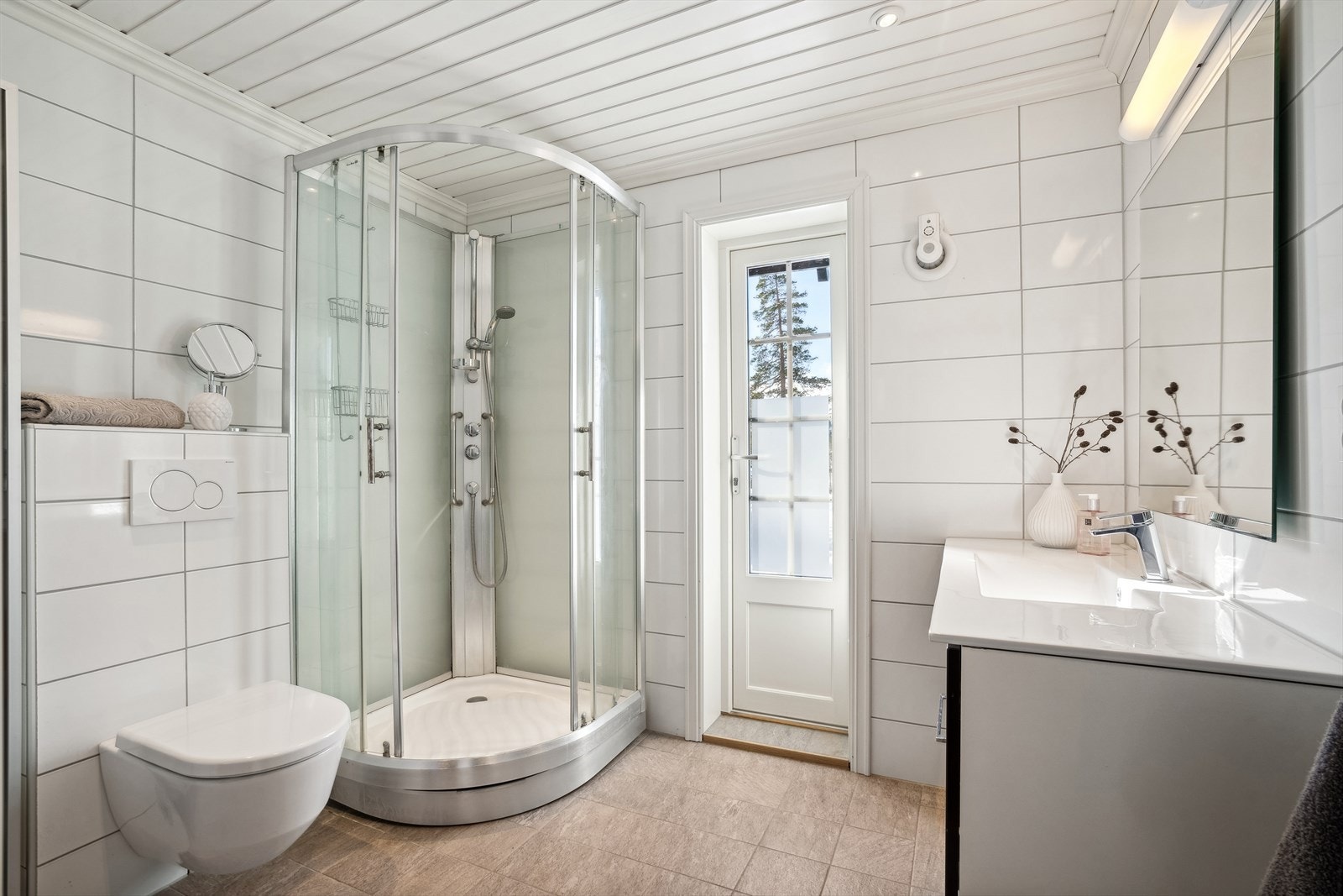 Romslig bad med god plass Galleribilde