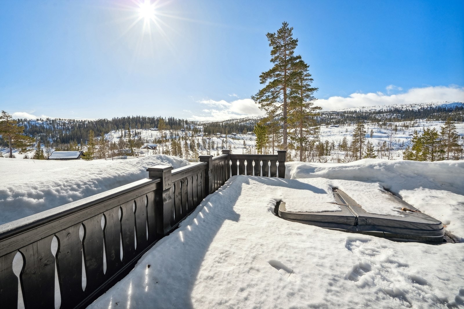Litt kald? Hopp uti den deilige Jacuzzien (medfølger, trenger rep) Galleribilde