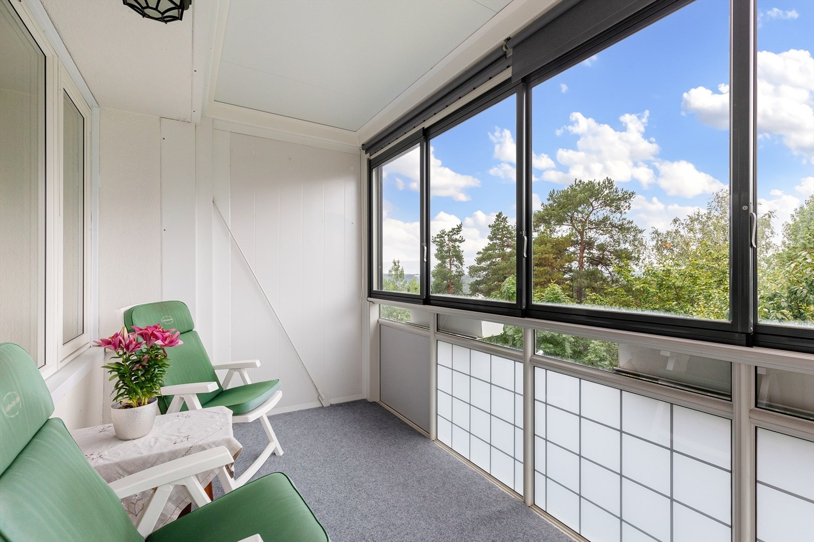 Innglasset balkong har god plass til utemøblement. Galleribilde