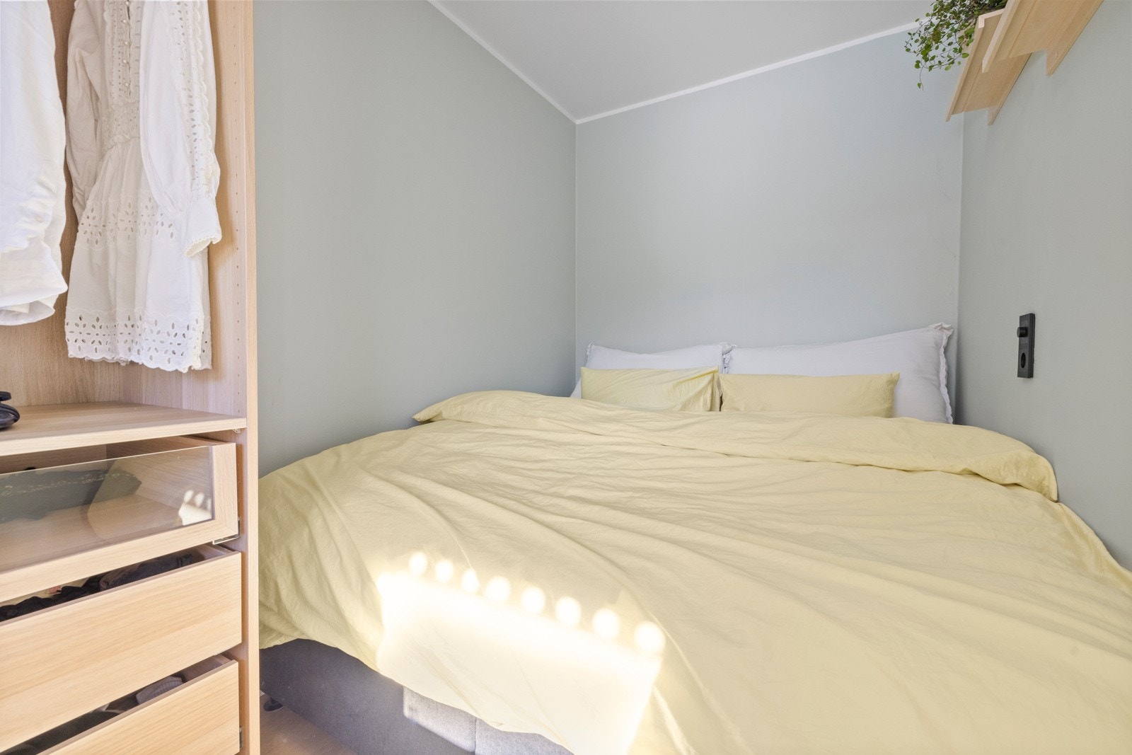 Romslig soverom med god plass til stor seng og garderobe. Galleribilde