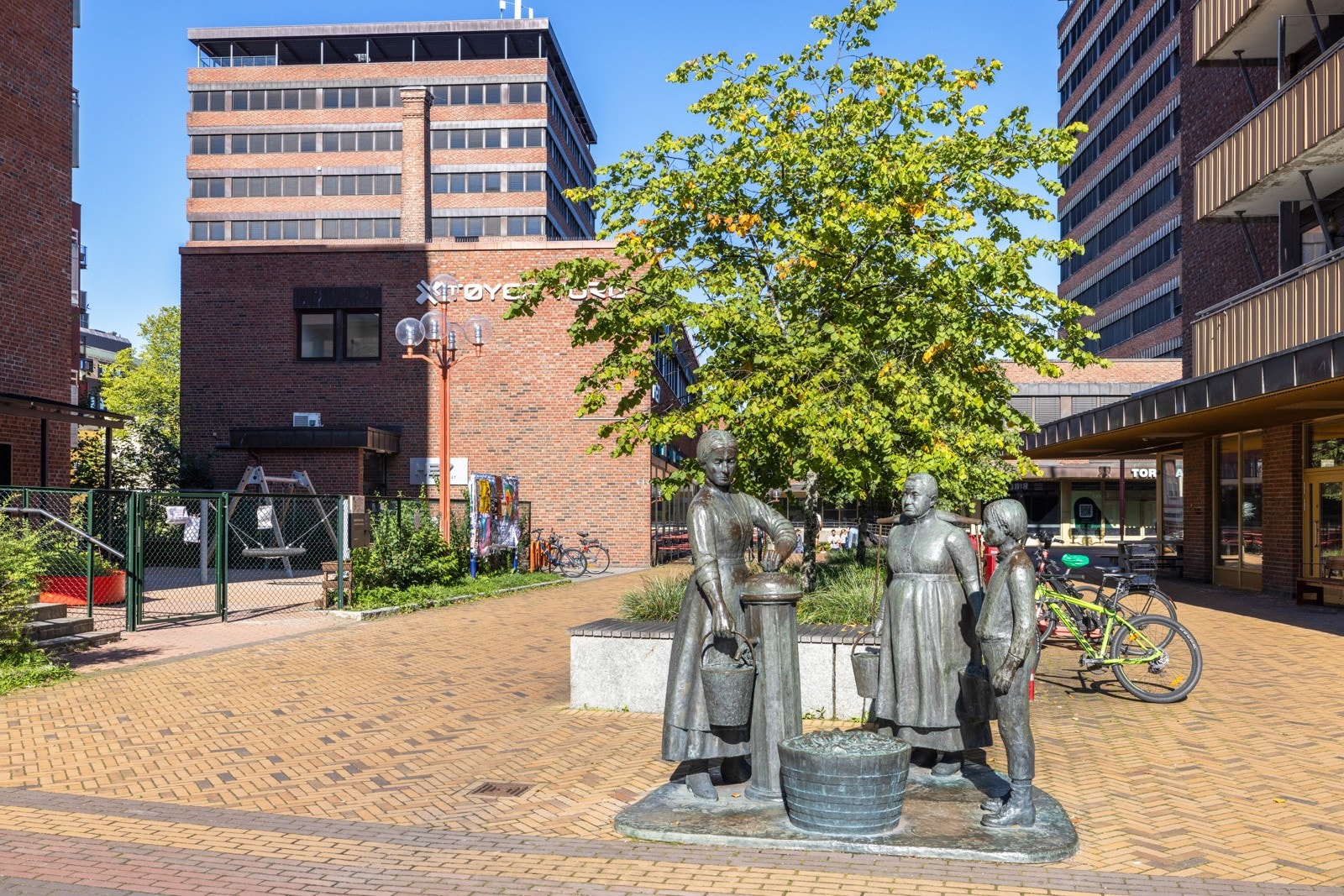 Tøyen Torg ligger kun 1-2 minutter gange unna blokken. Galleribilde