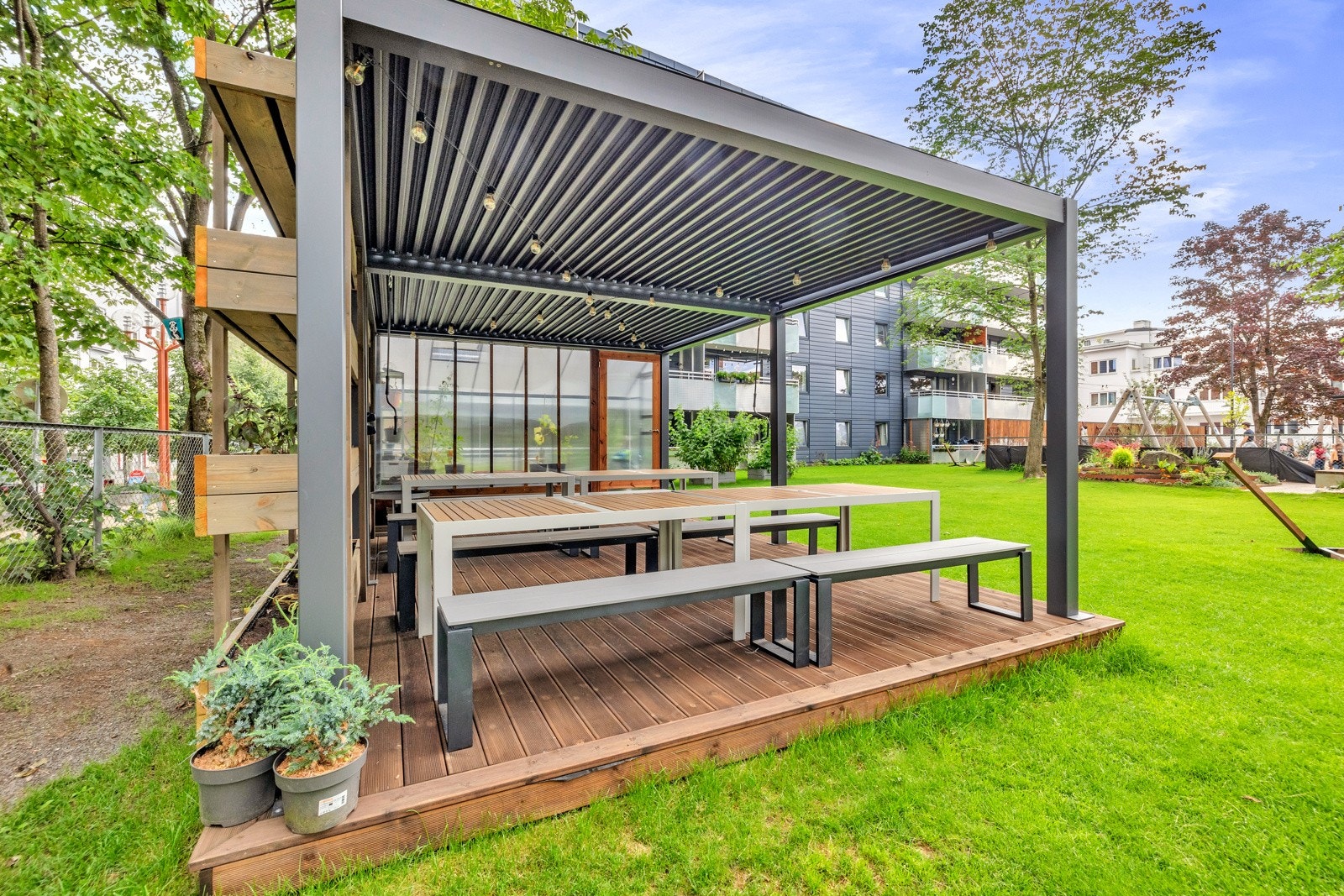 Bakgården. Galleribilde