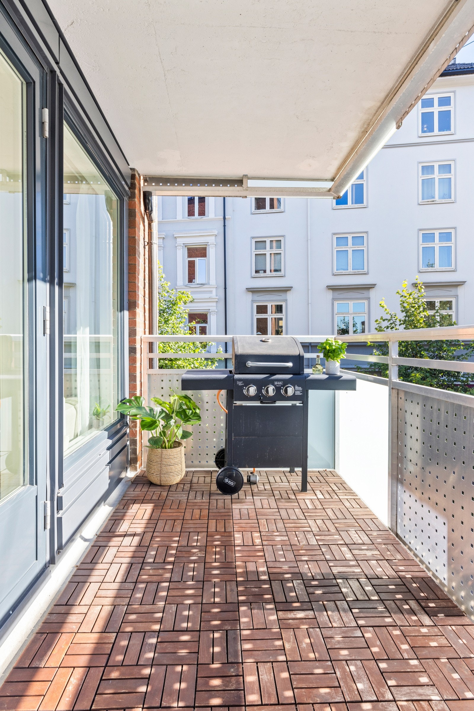 Det er god plass til sittegruppe, grill og diverse beplantning. Galleribilde