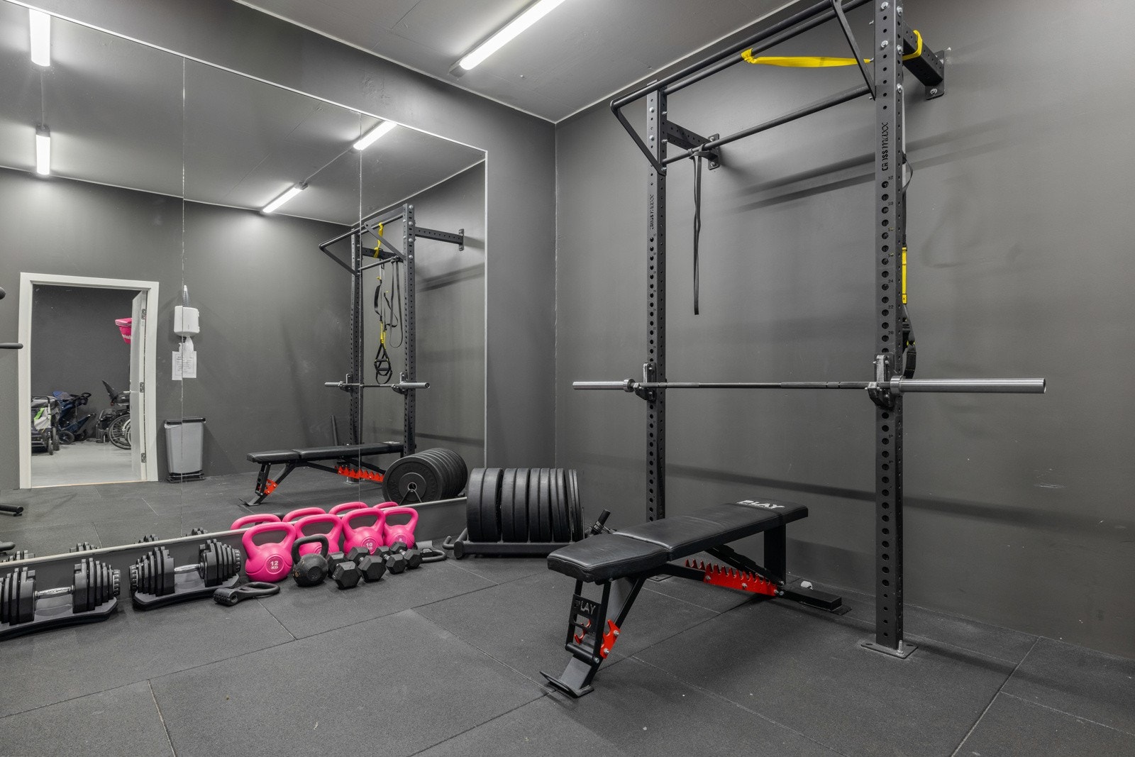 Felles nyoppusset treningsrom i kjeller. Galleribilde