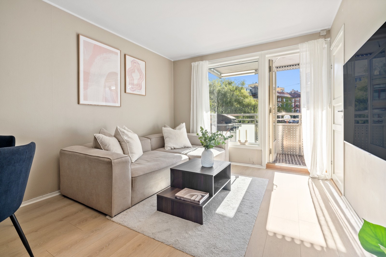 Lys og innbydende stue med moderne fargevalg på vegger og pent laminatgulv. Galleribilde