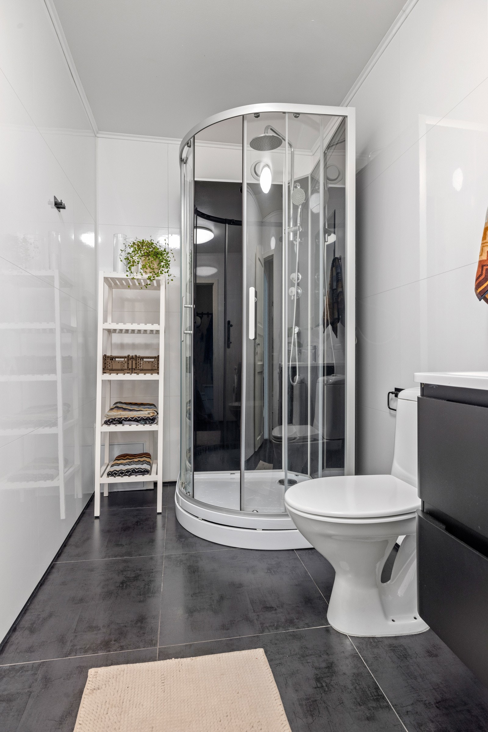 Overflater består av baderomsplater på vegg og fliser på gulv. Galleribilde