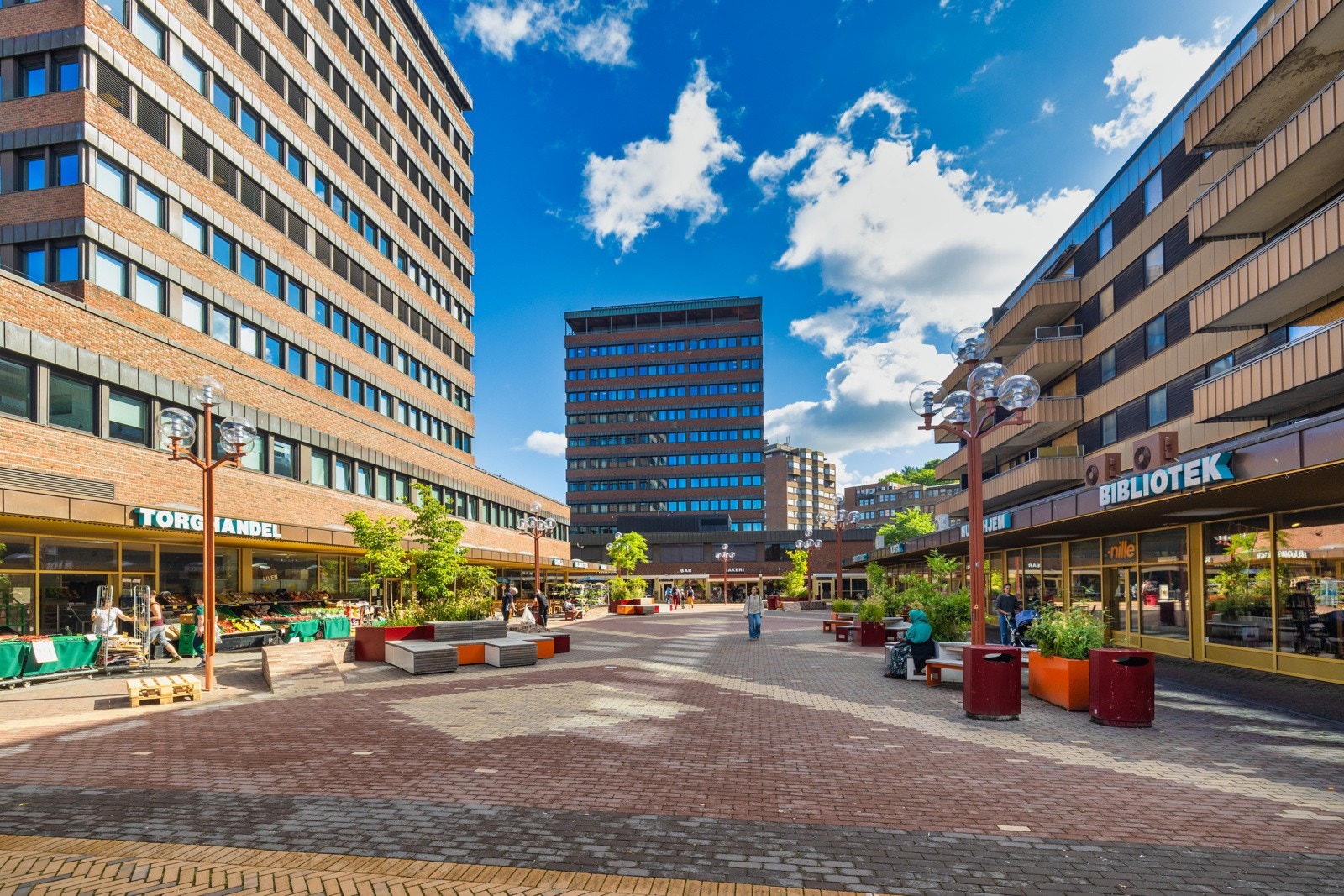 Tøyen Torg er Oslos mest levende torg, rett opp fra der T-banen stopper. Galleribilde