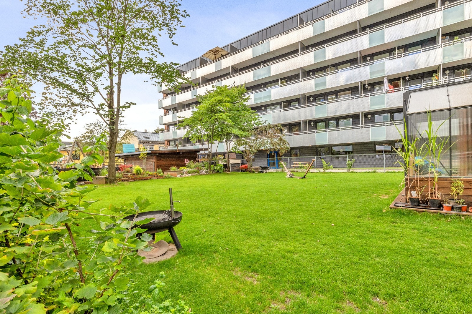 Bakgården. Galleribilde