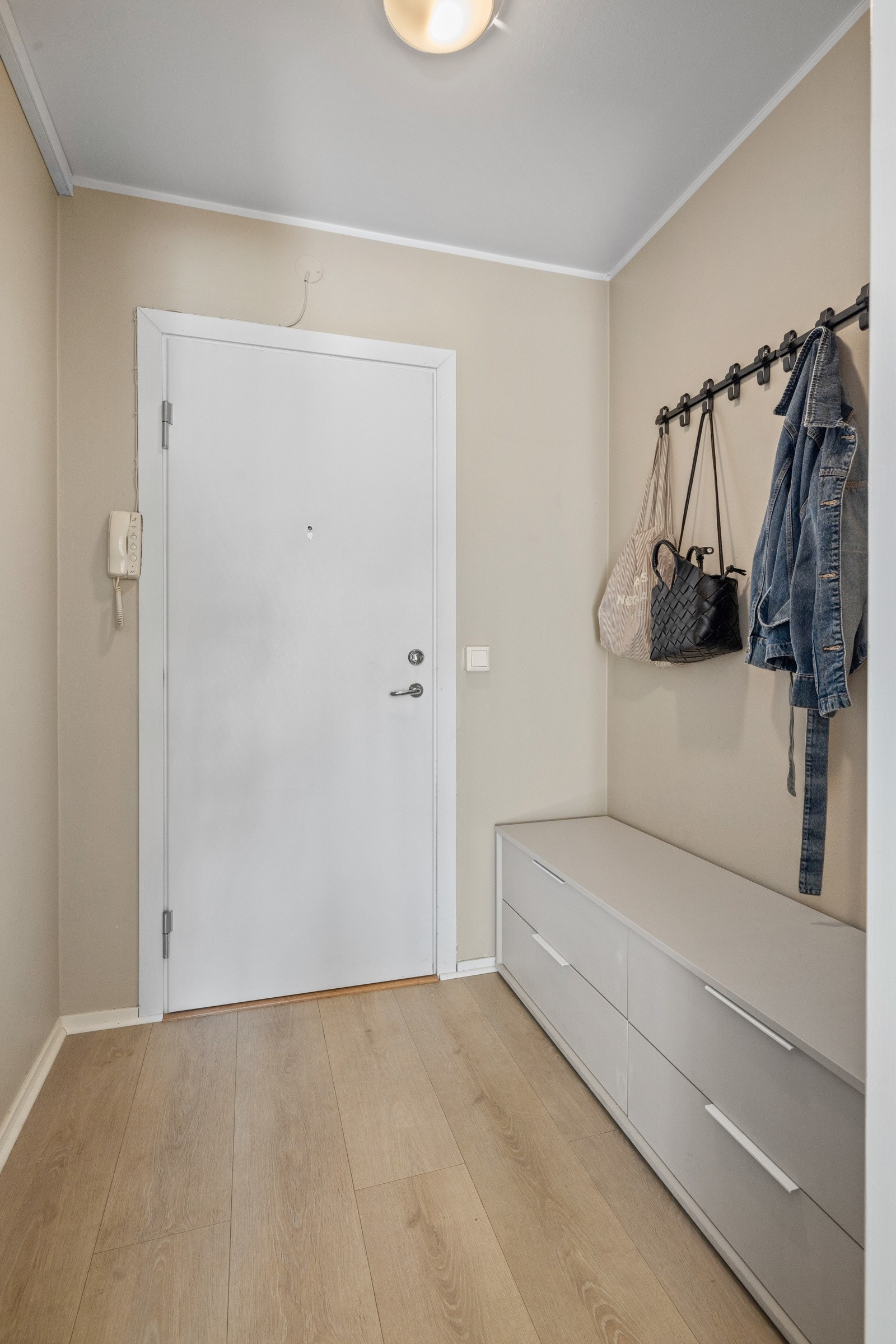 Romslig gang med god plass for avheng av yttertøy og sko. Galleribilde