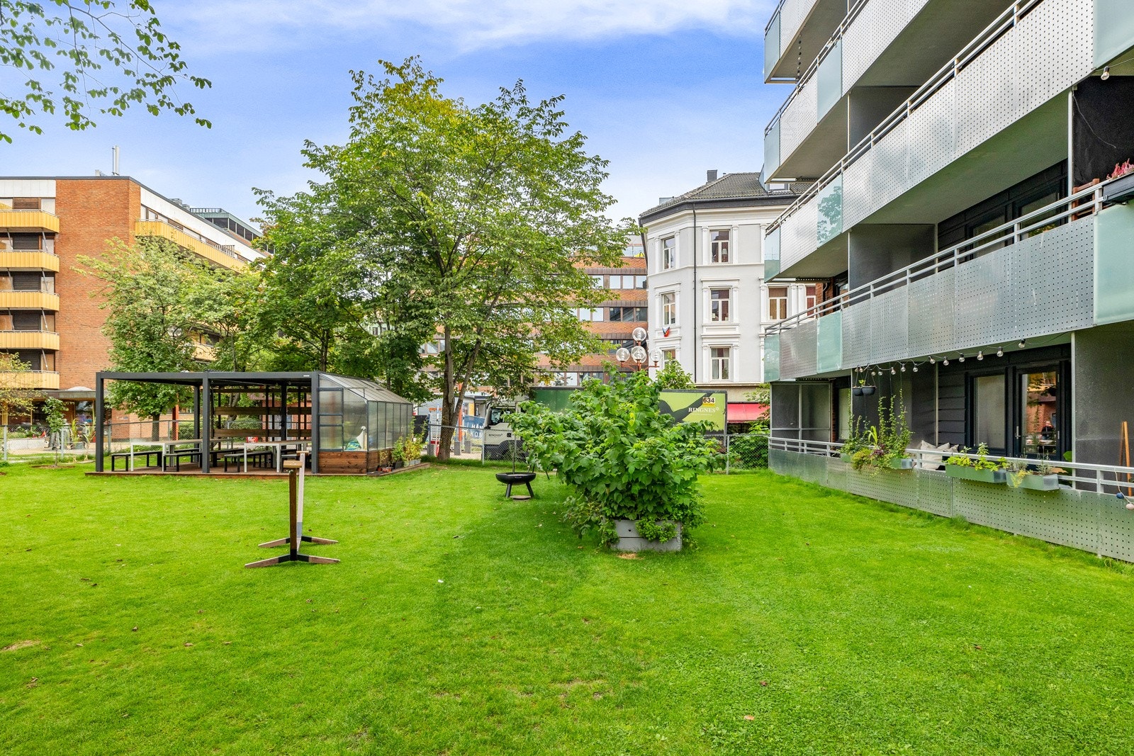 Trivelig og svært pent opparbeidet bakgård. Galleribilde