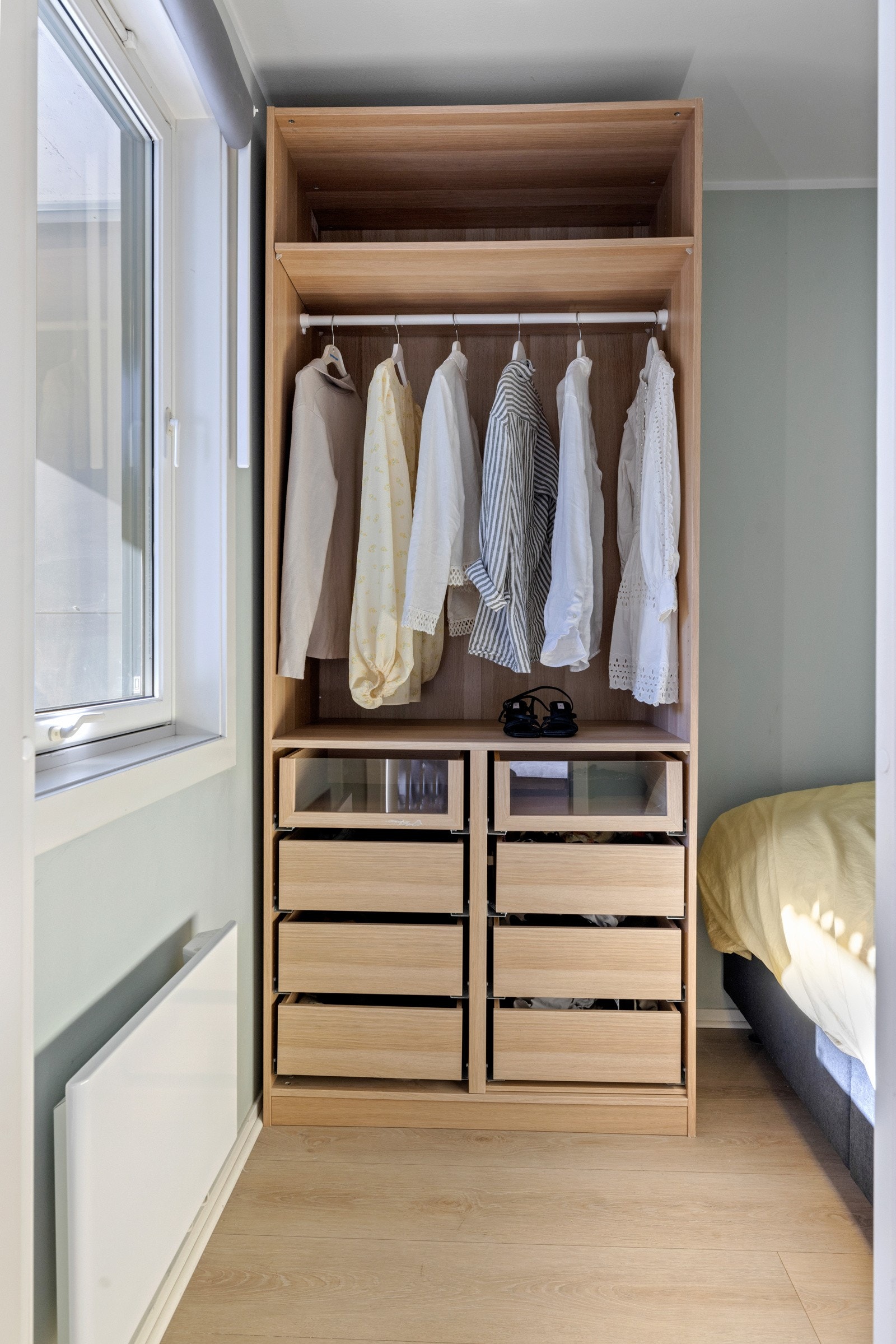 Soverommet er utstyrt med en flott åpen garderobeløsning. Galleribilde