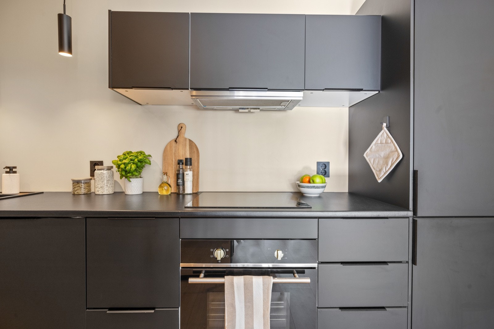 Kjøkkenet har rikelig med skap- og benkeplass. Galleribilde