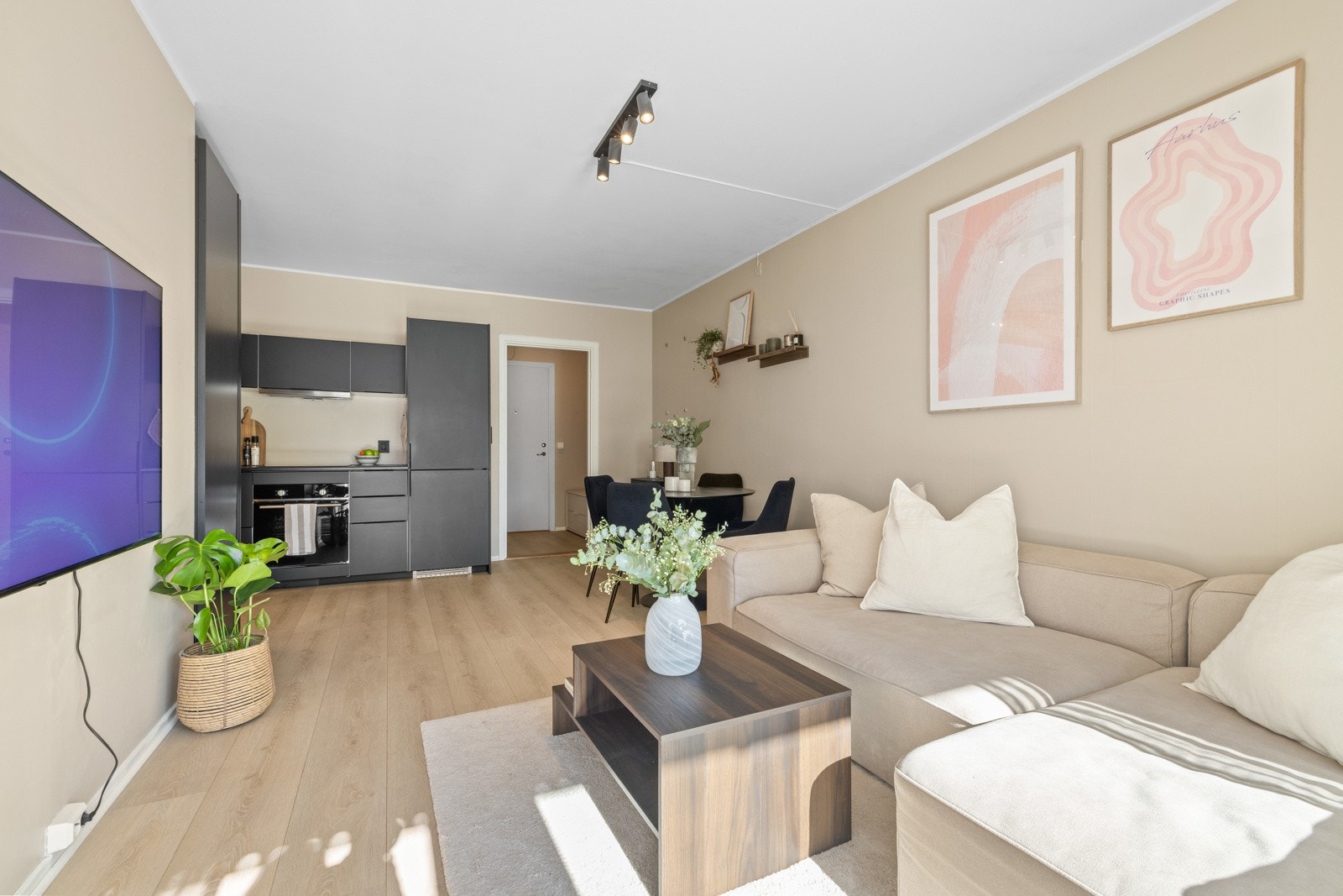 Her er det god plass til sofaseksjon og medievegg. Galleribilde