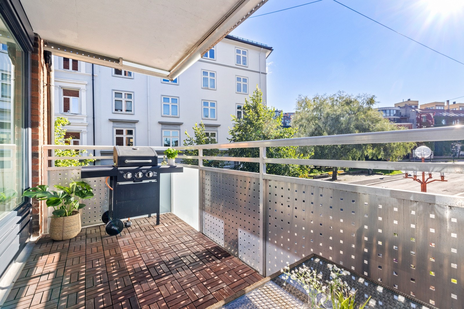 Fra stuen er det direkte utgang til den flotte balkongen. Galleribilde