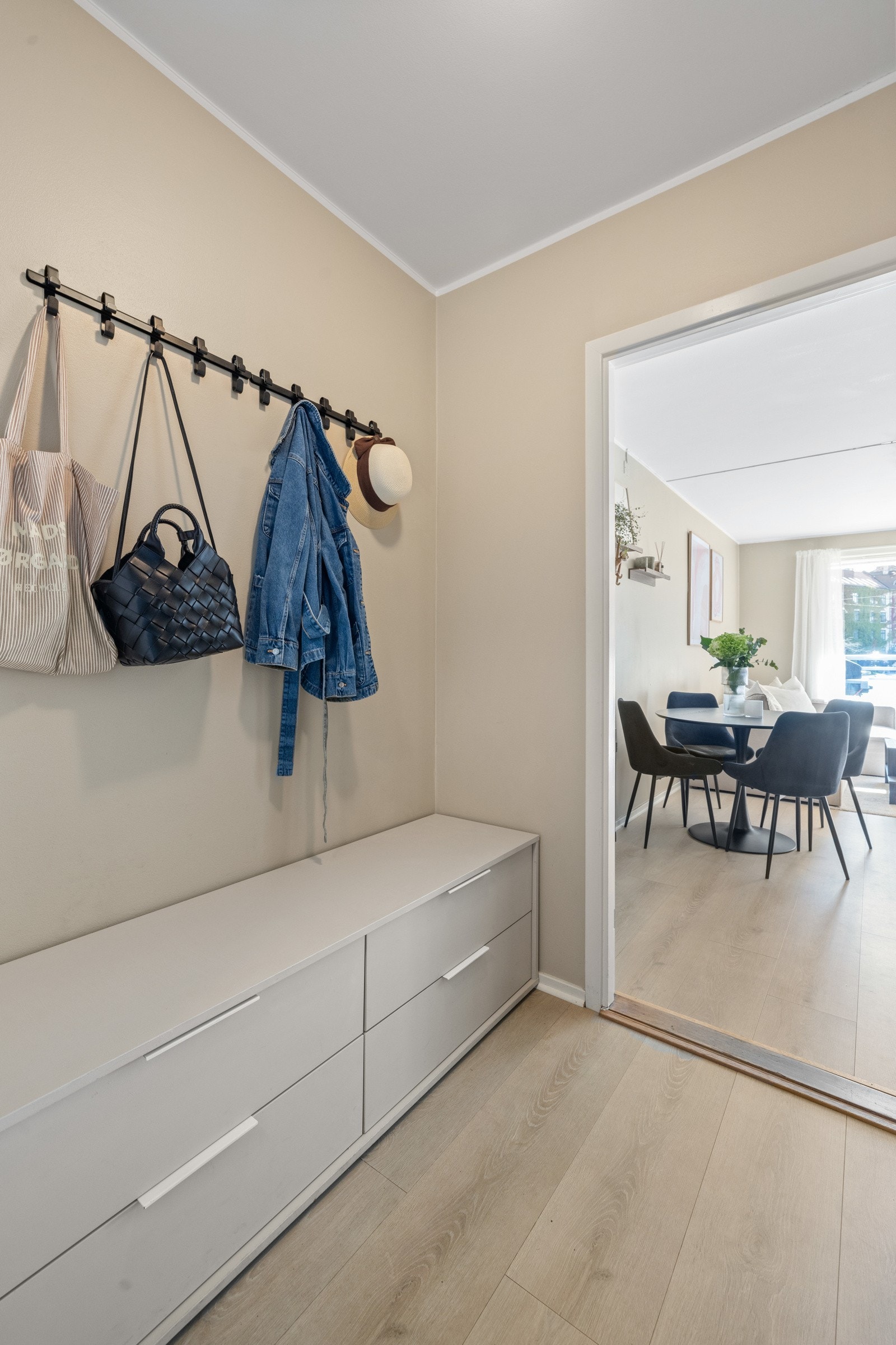 Entréen gir et godt førseinntrykk av boligen. Galleribilde