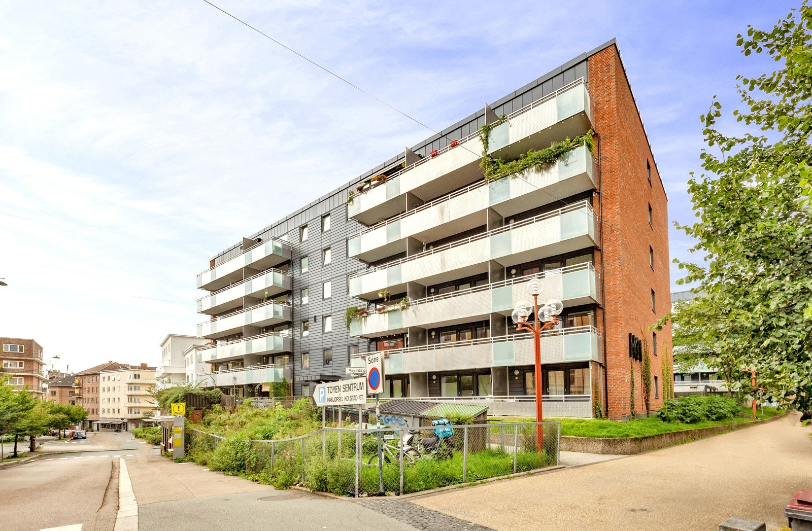 Leiligheten ligger i 2. etasje. Blokken ble oppført i 1975. Galleribilde