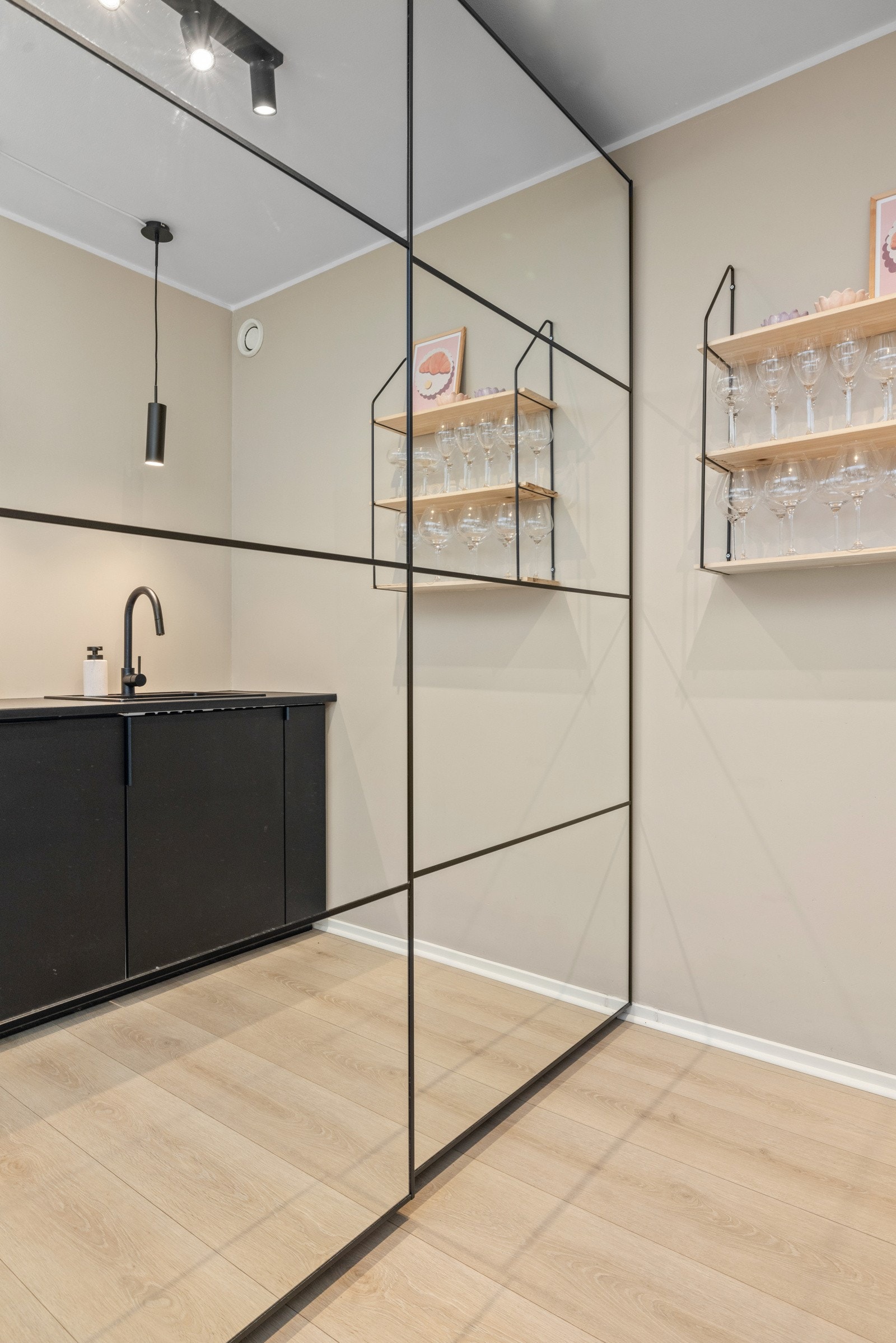 Stilig skyvedørsgarderobe med speil. Galleribilde