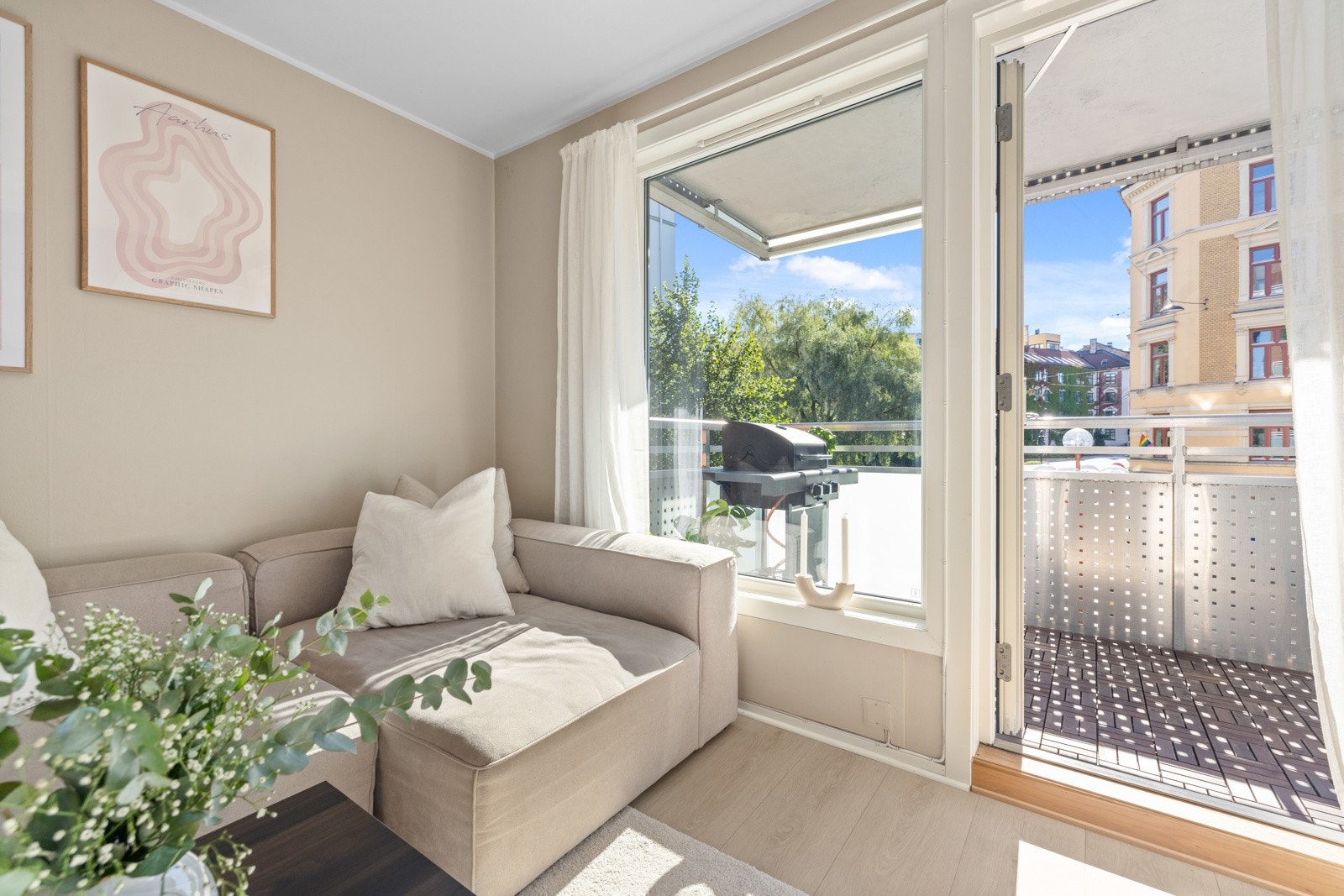 Stuen har store vindusflater som slipper inn rikelig med naturlig lys og sørger for en behagelig atmosfære i stuen. Galleribilde