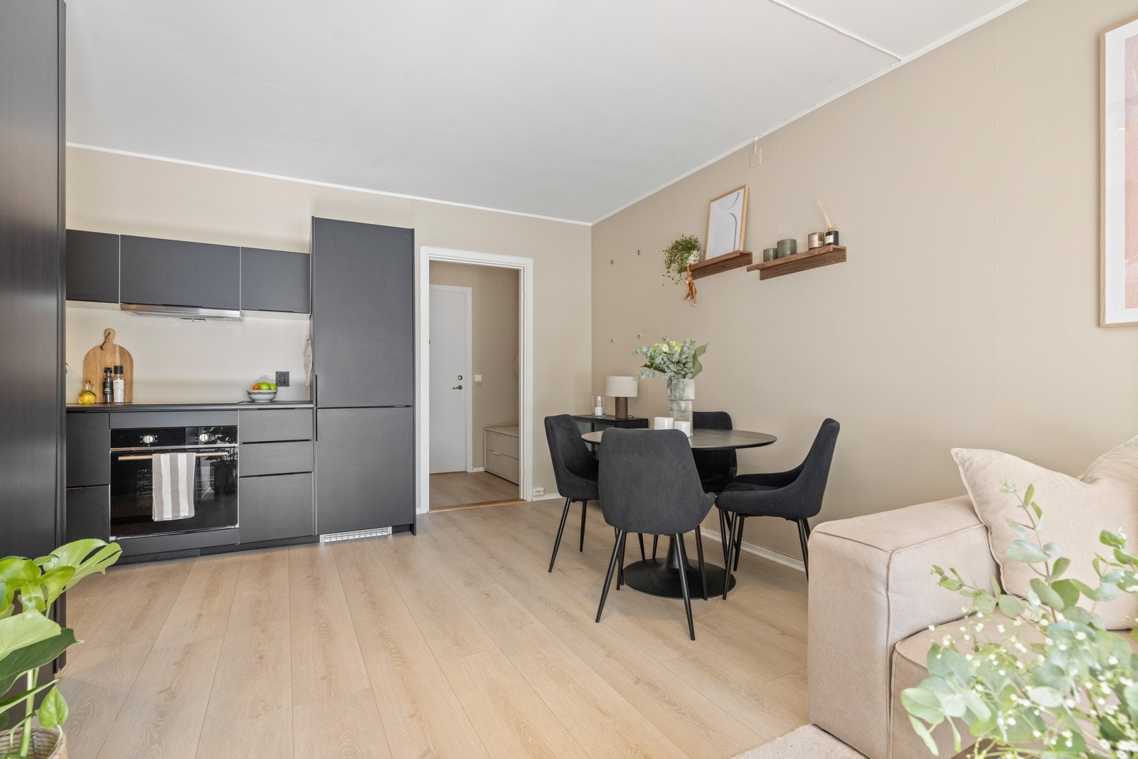 Stuen er av god størrelse og gir gode innredningsmuligheter. Galleribilde