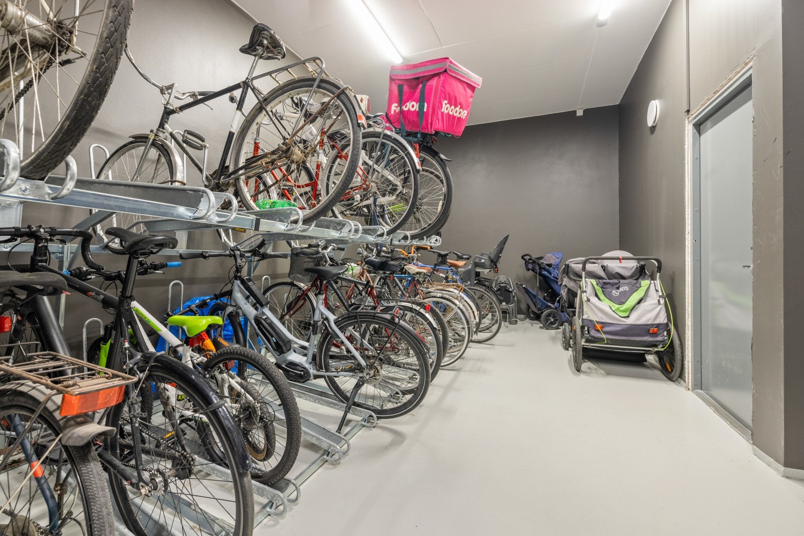 Sykkelparkering i kjeller. Galleribilde