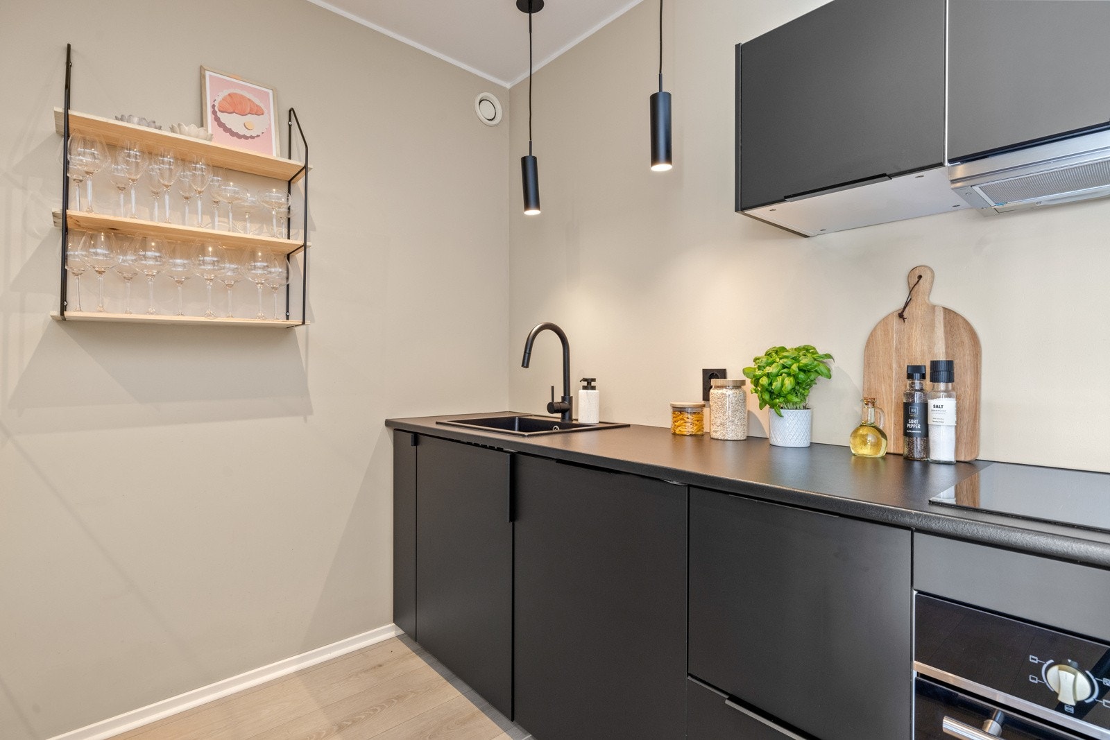 Integrerte hvitevarer på kjøkkenet. Galleribilde