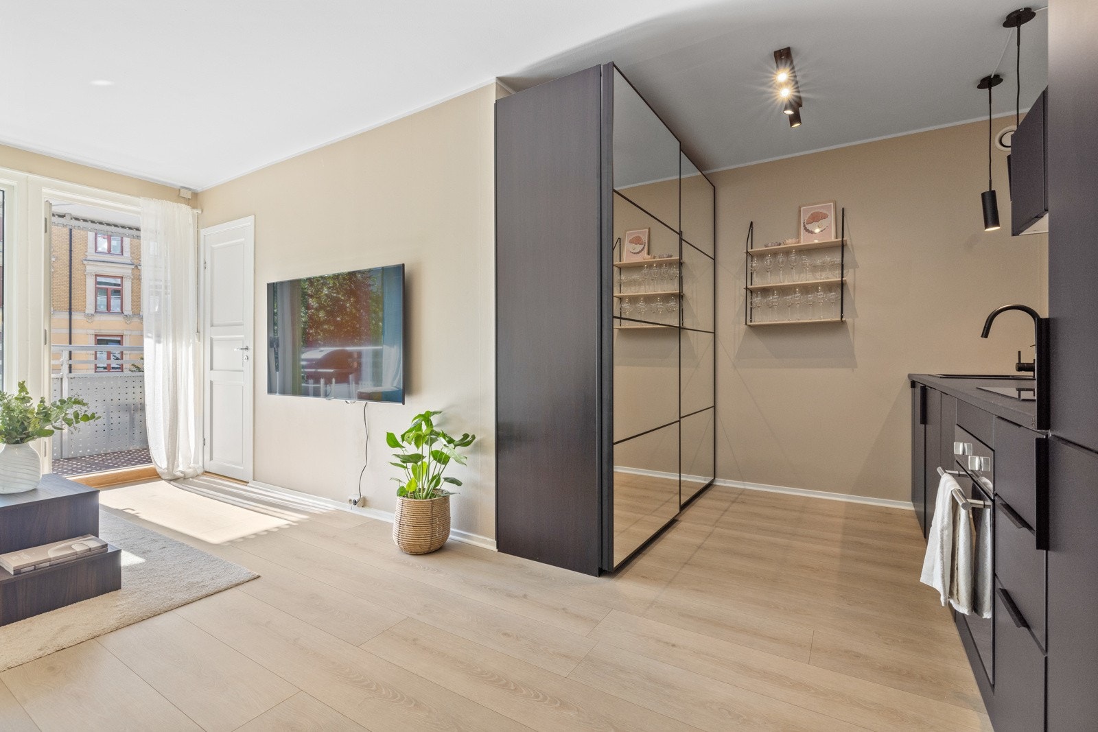 Skapet har en dybde på 60 cm og har godt med oppbevaringsplass. Galleribilde