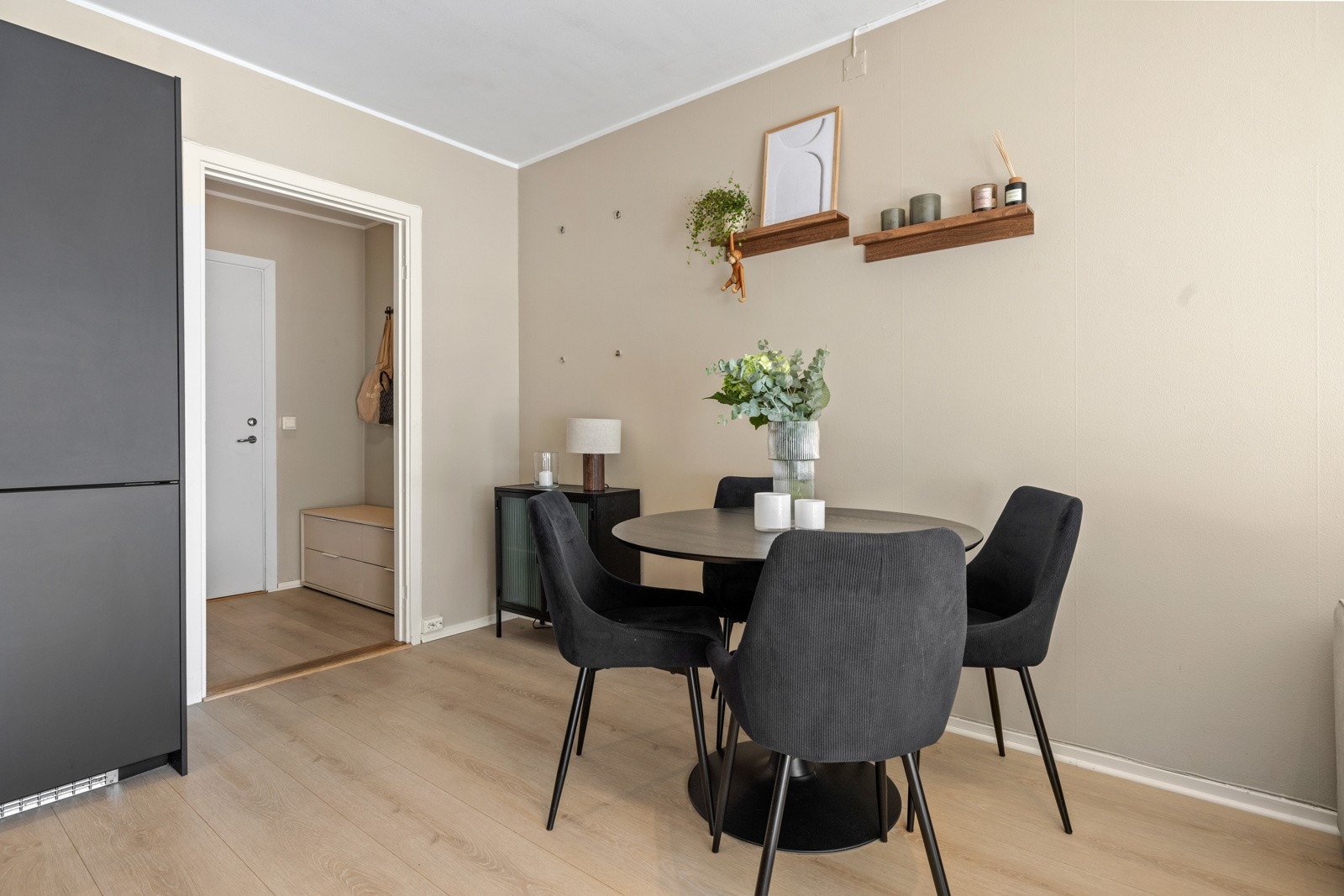 God plass til spisegruppe i tilknytning til kjøkkenet. Galleribilde