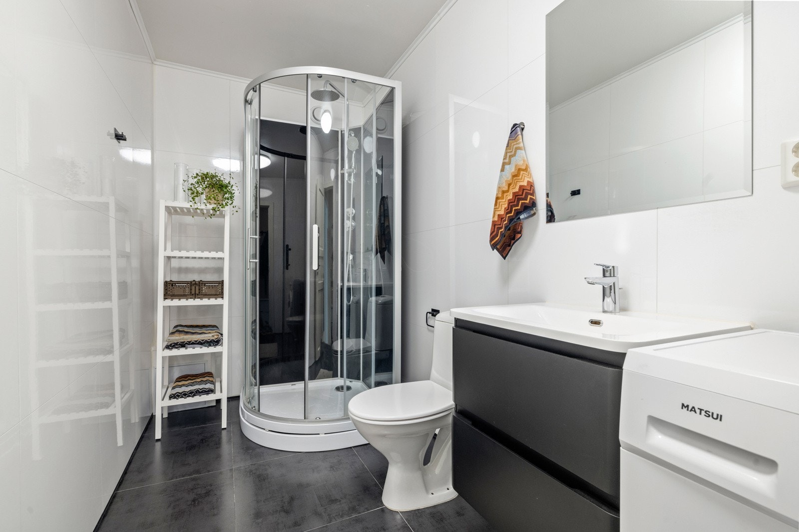 Romslig og pent bad med varmekabler. Badet er oppgradert i 2020 i følge eier og ihht. tidligere prospekt. Galleribilde