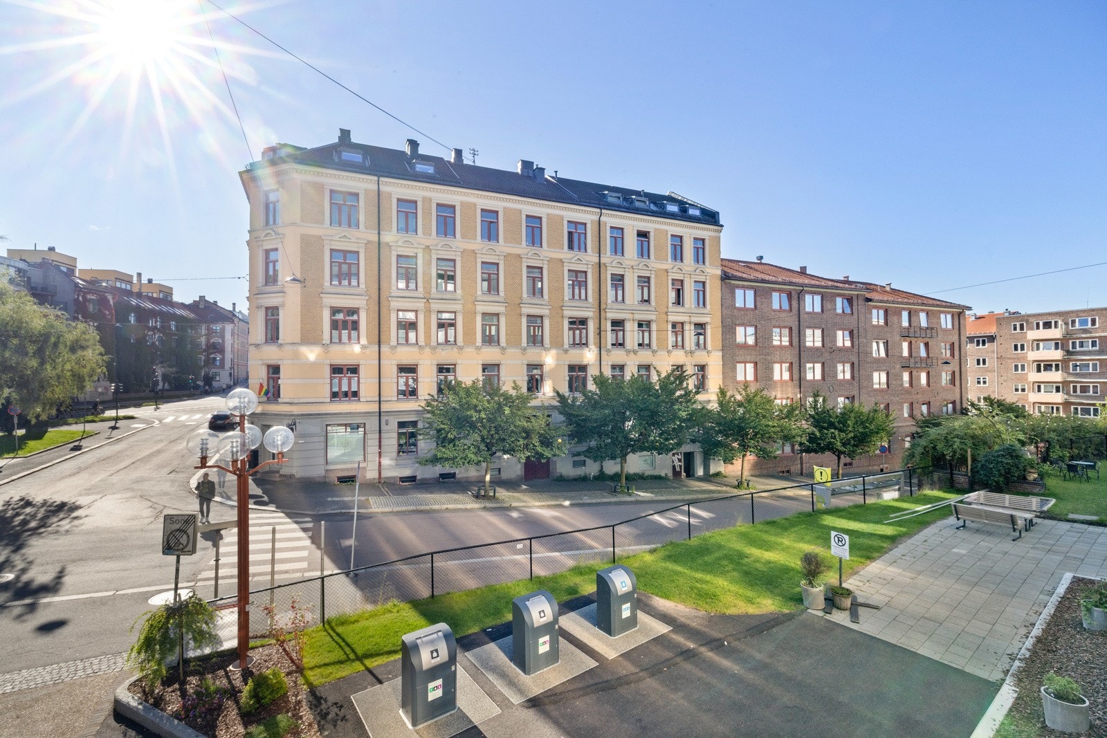 Balkongen byr på gode solforhold og meget hyggelig utsyn over nærområdet. Galleribilde