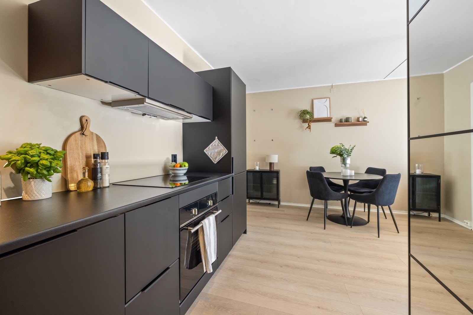 Meget lekkert kjøkken med sorte, glatte fronter og laminert benkeplate. Galleribilde