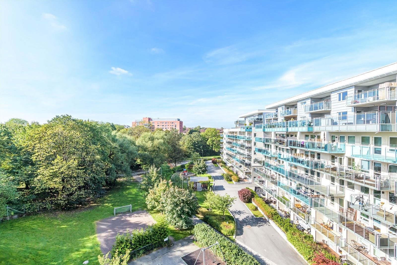 Selger opplyser at det er sol på balkongen fra 14:30 til 21:15 på sommerstid Galleribilde