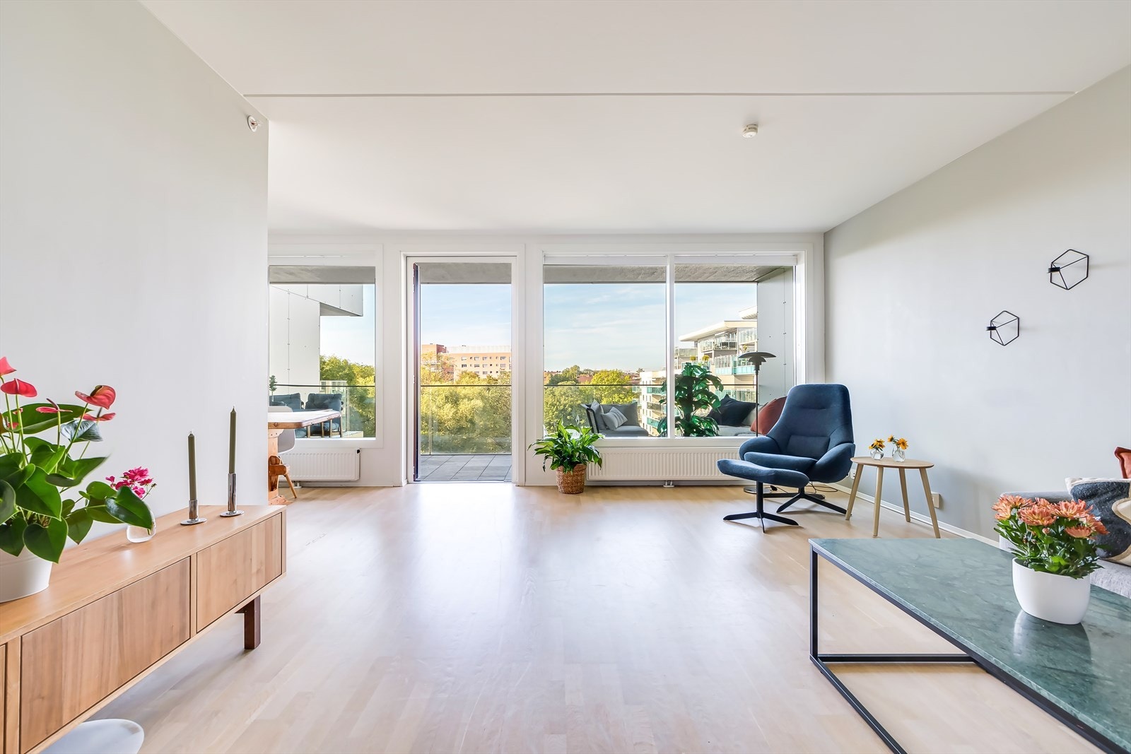 Lys og luftig stue med store vindusflater som slipper godt inn med naturlig lys i rommet Galleribilde