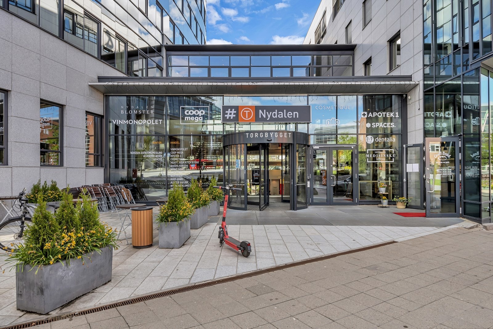 Området har et godt kollektivtilbud med både buss, trikk og T-bane. Nydalen T-banestasjon ligger ca. 10 kun minutters gange unna Galleribilde