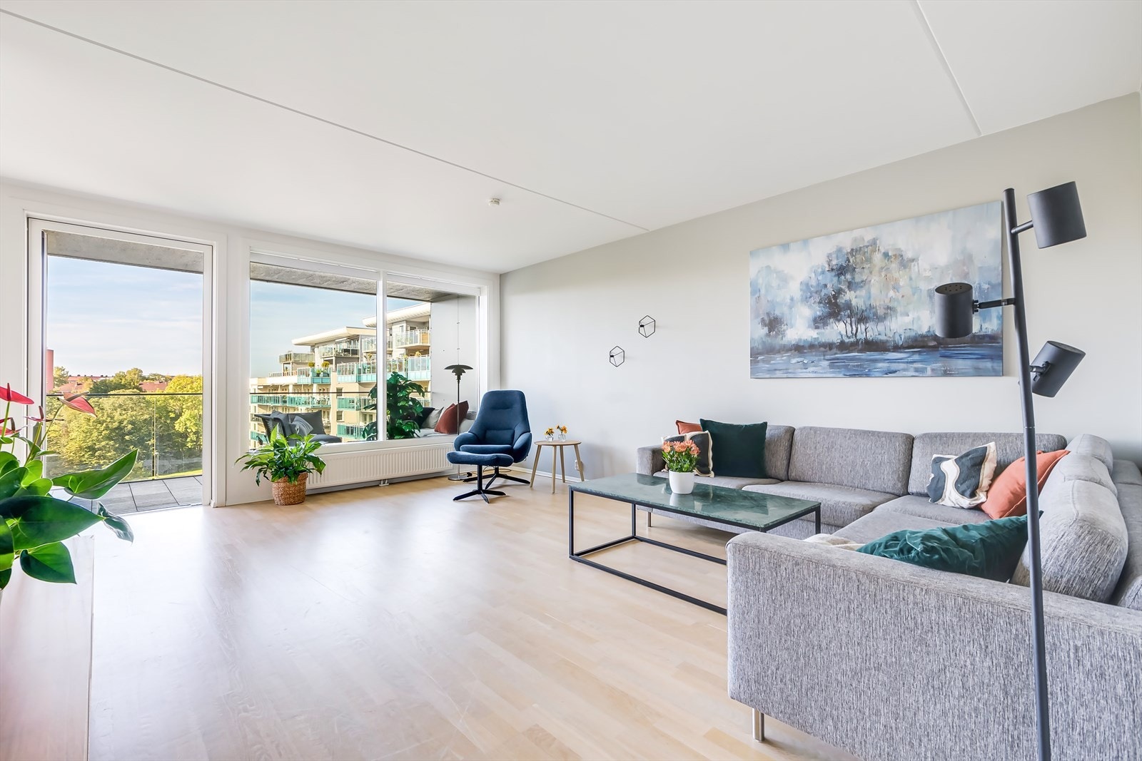 Her bor du høyt og luftig i byggets 5. etasje med utgang til en stor, solrik balkong vendt ut rolige og hyggelig grøntområder! Galleribilde