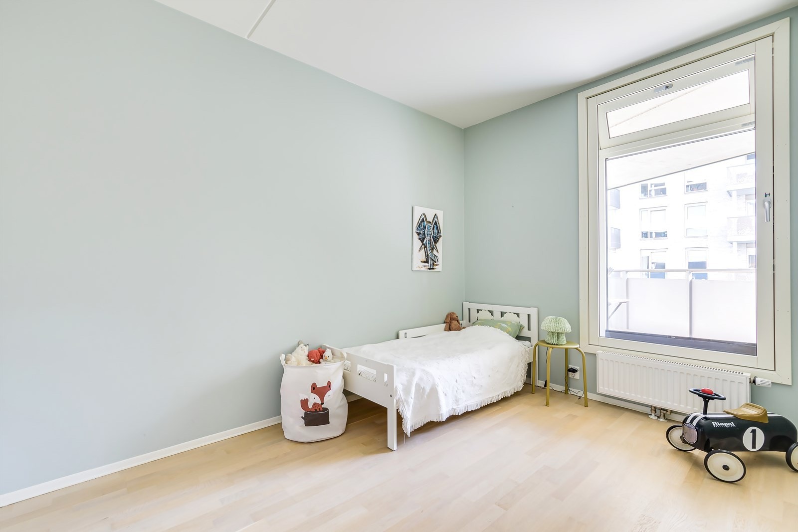 Det andre soverommet er også av fin størrelse med plass til dobbeltseng og garderobeskap Galleribilde