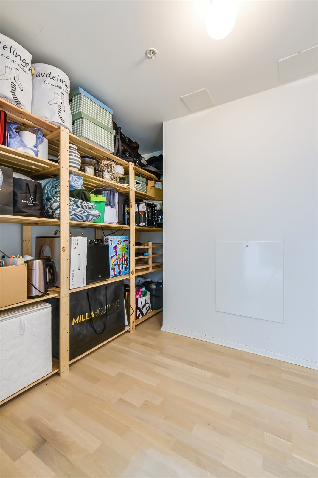 Super praktisk innvendig bod med god plass til lagring Galleribilde